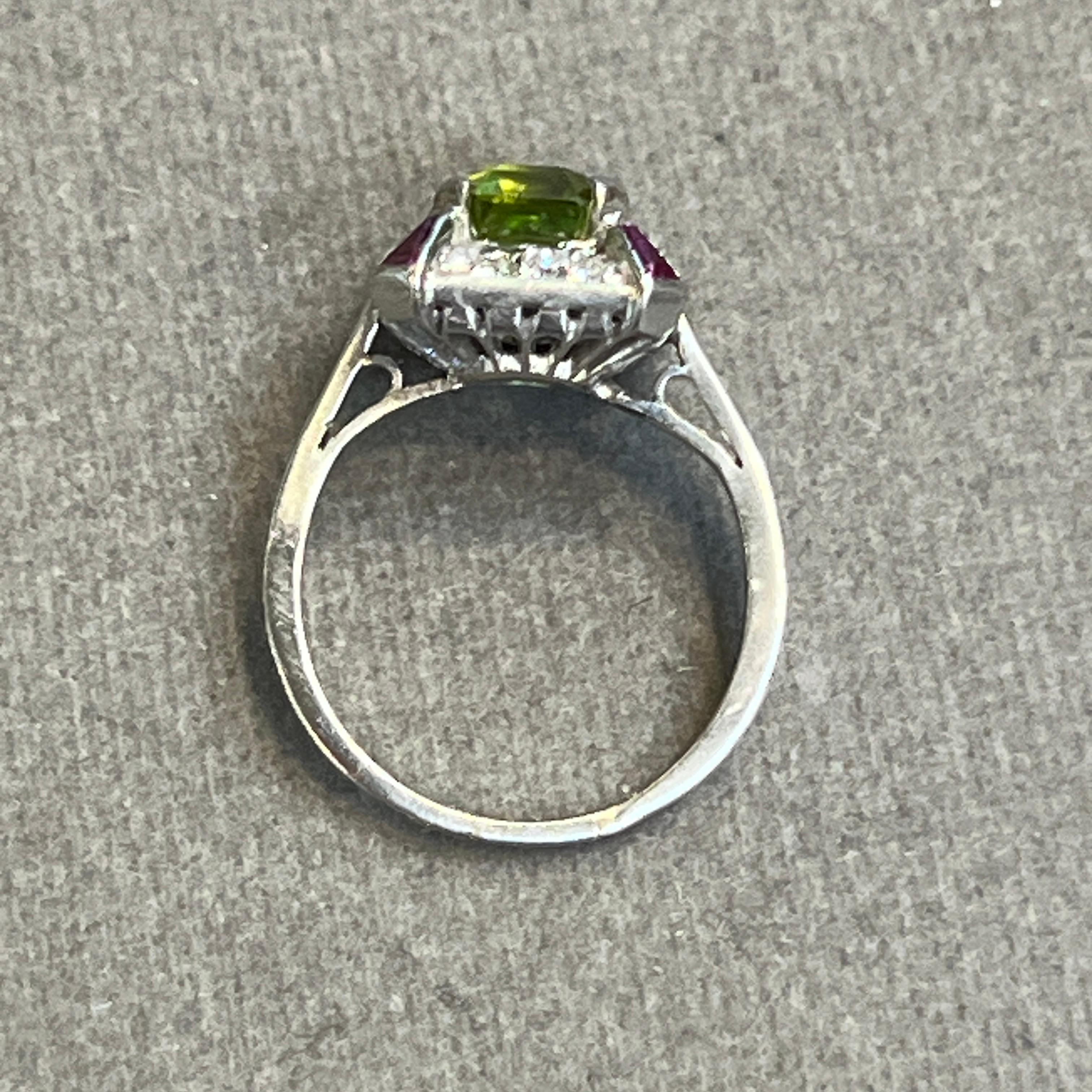 Ring mit Peridot und Diamant im Angebot 1