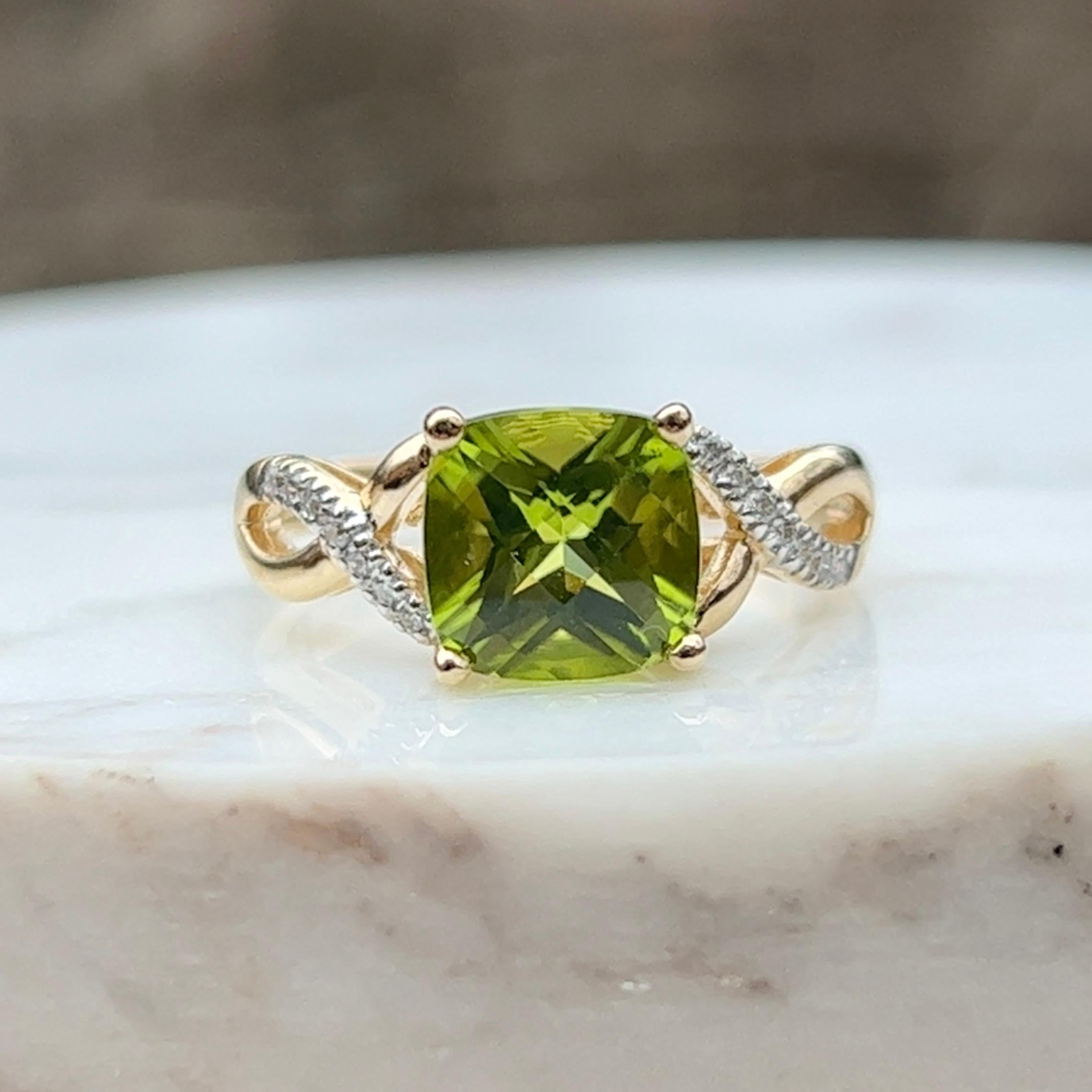 Peridot and Diamond Ring in 14k Yellow Gold In Good Condition In Towson, MD