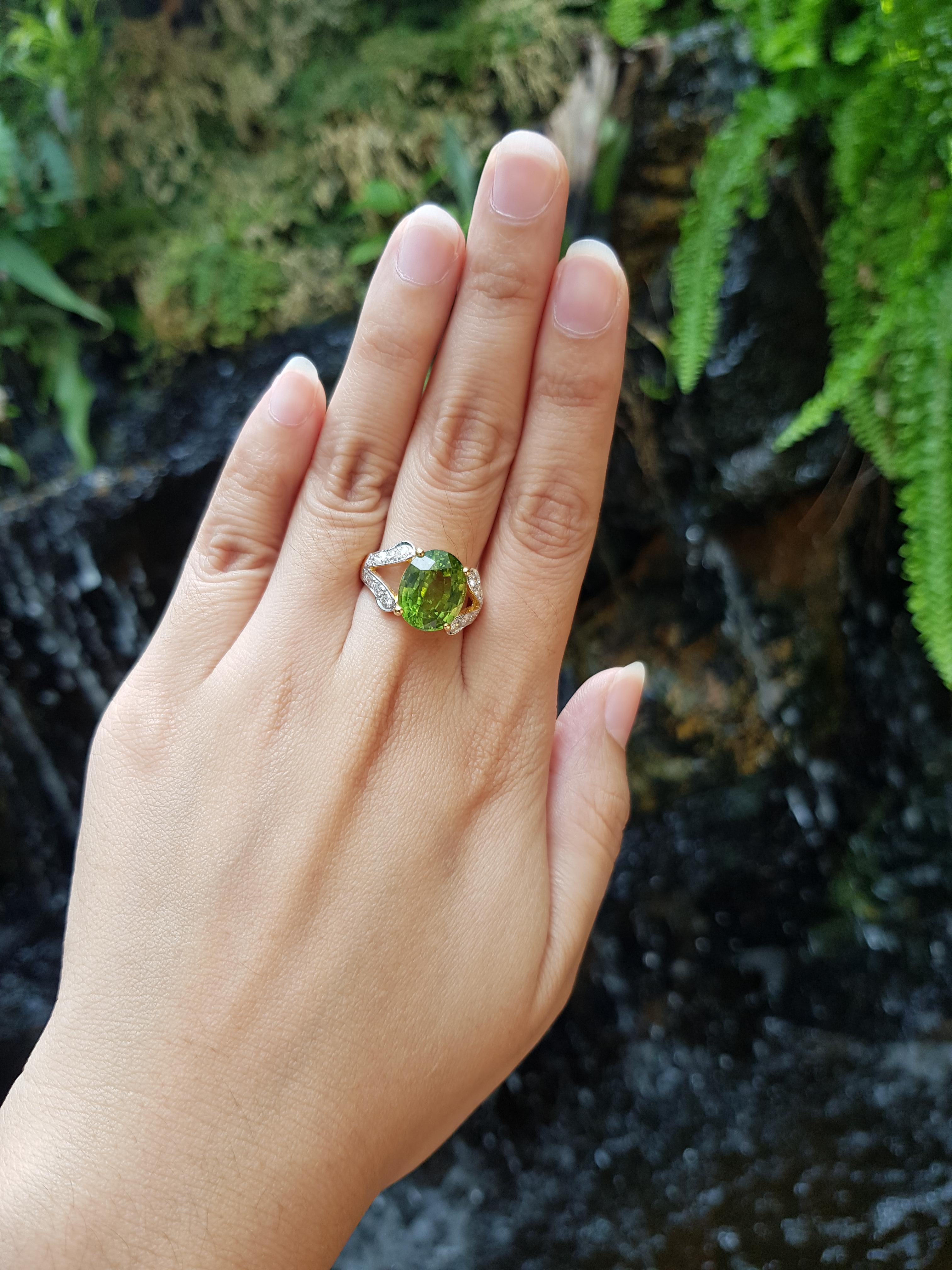 Peridot 6.95 carats and Diamond 0.32 carat set in 18K gold setting 

Width:   1 cm 
Length:  1.3 cm
Ring Size: 53
Total Weight:  7.44 grams

