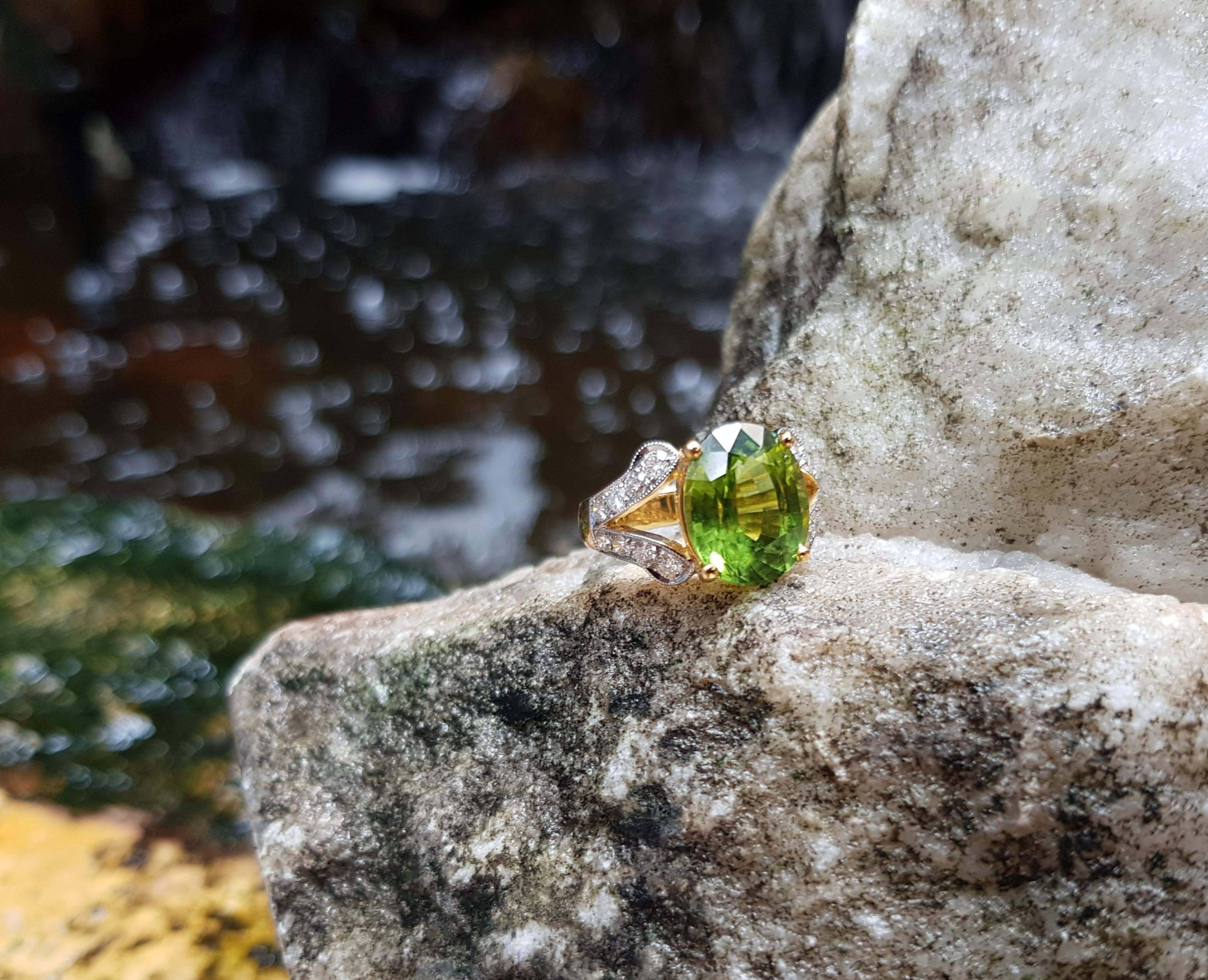 Contemporary Peridot and Diamond Ring in 18k Gold Setting For Sale