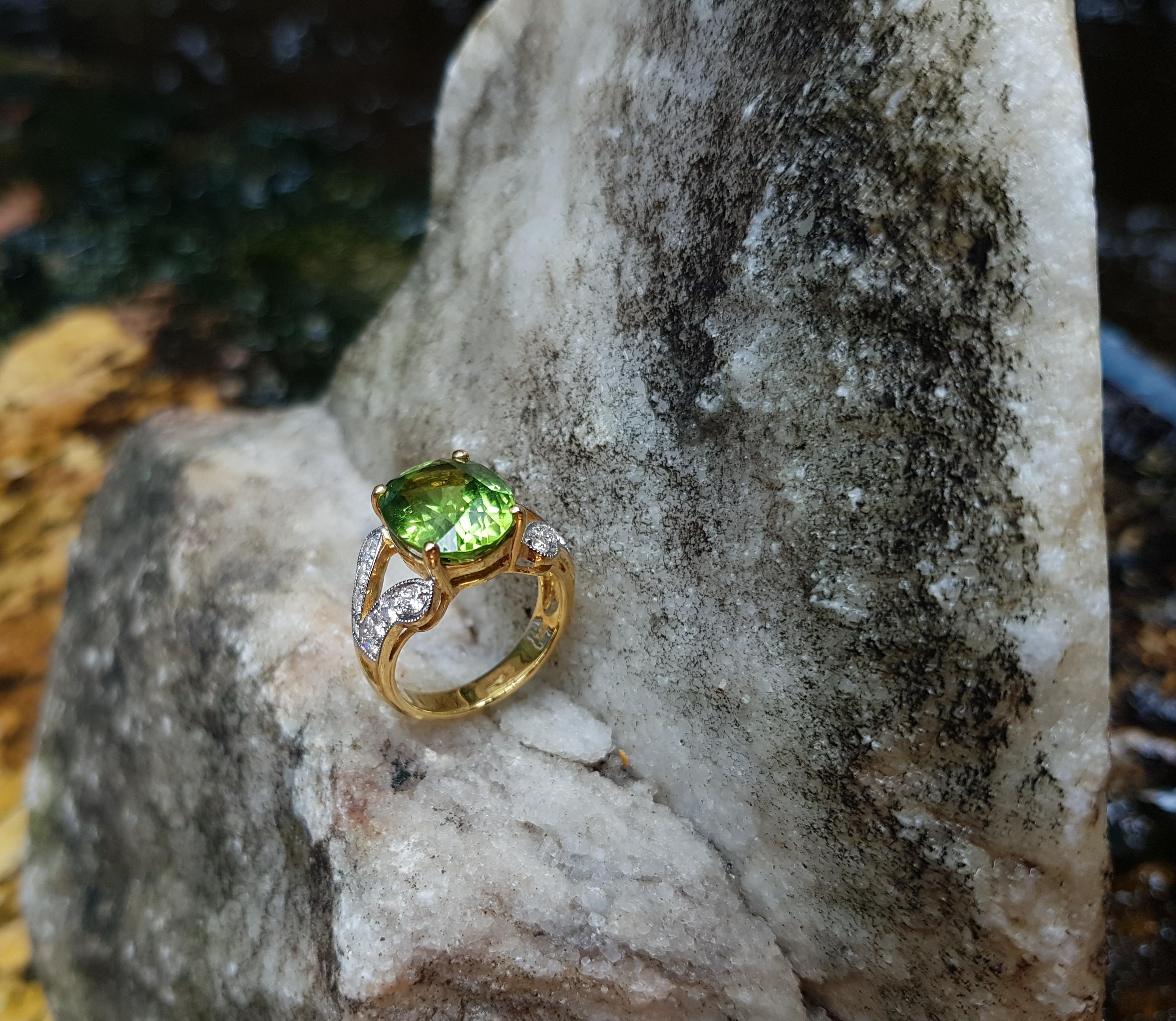Peridot and Diamond Ring in 18k Gold Setting In New Condition For Sale In Bangkok, TH