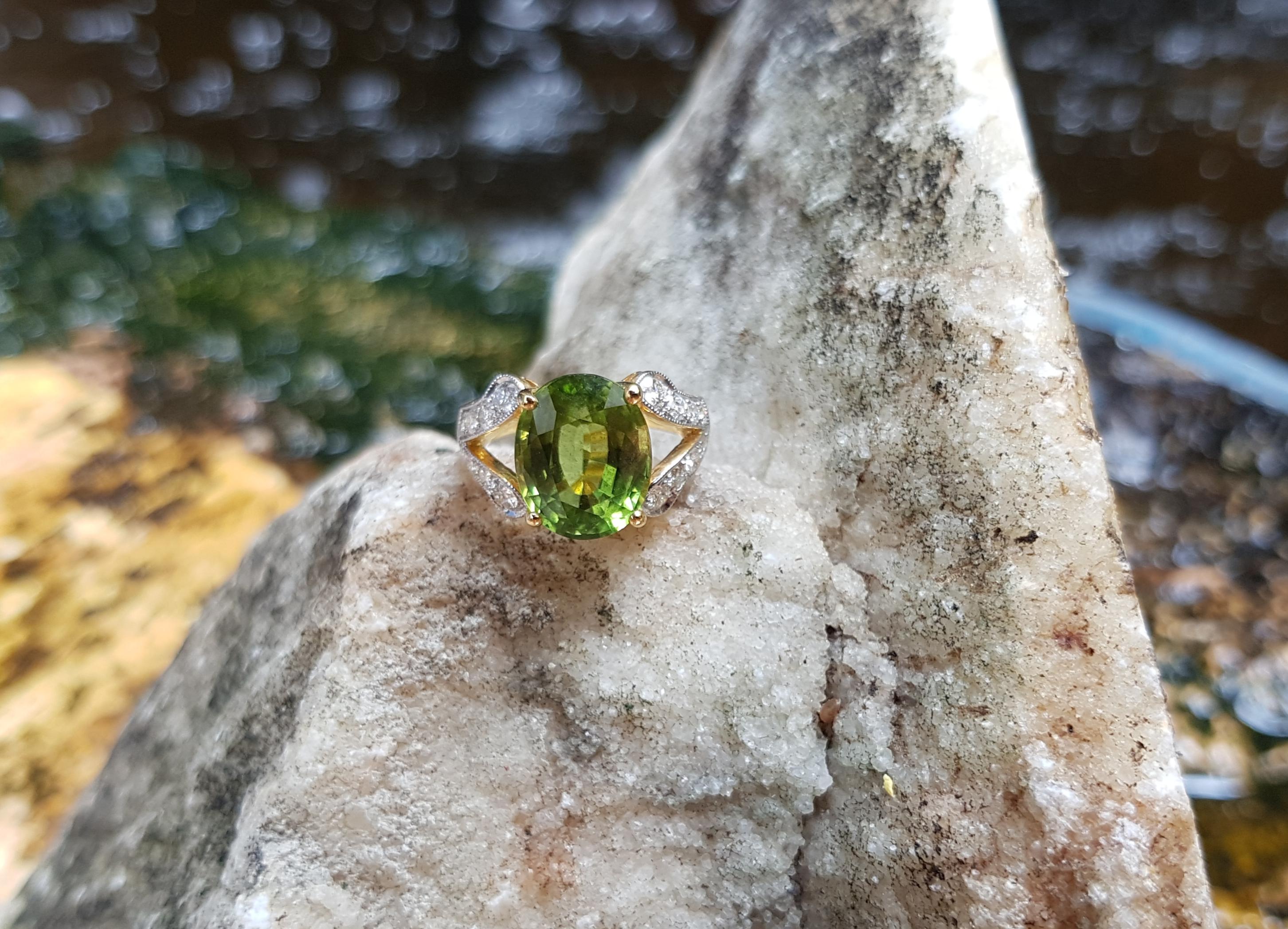 Anillo de peridoto y diamantes engarzado en oro de 18k en venta 1