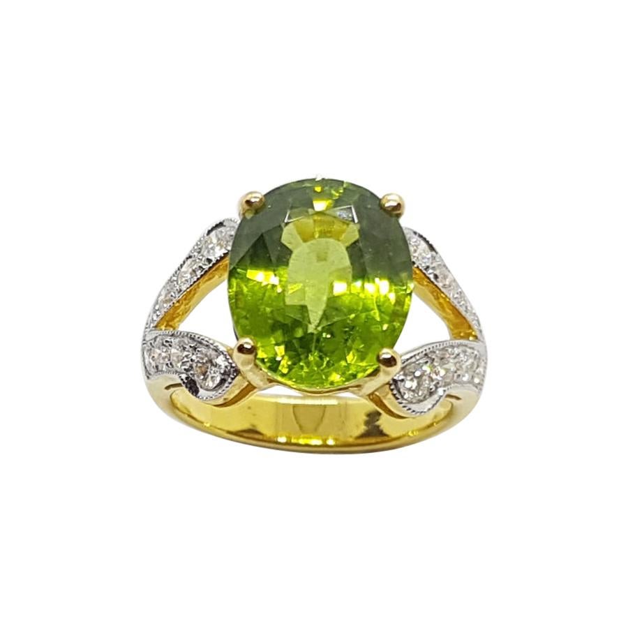 14k Gold Oval Green Peridot and Diamond Fashion Cocktail Anniversary Ring ctw 5 x 3 MM 0.19 Carat