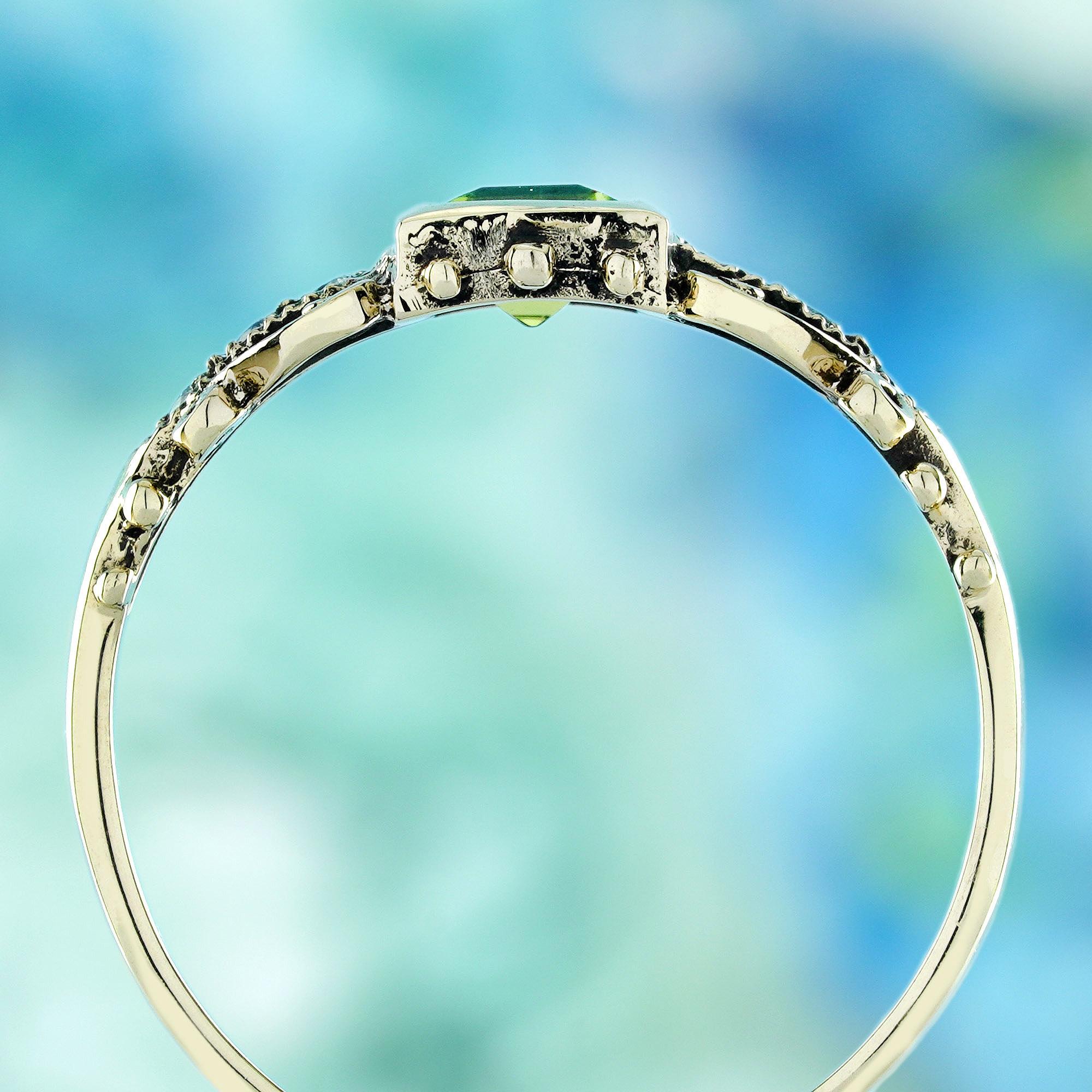 Peridot and Diamond Vintage Style Ring in Solid 9K Yellow Gold In New Condition For Sale In Bangkok, TH