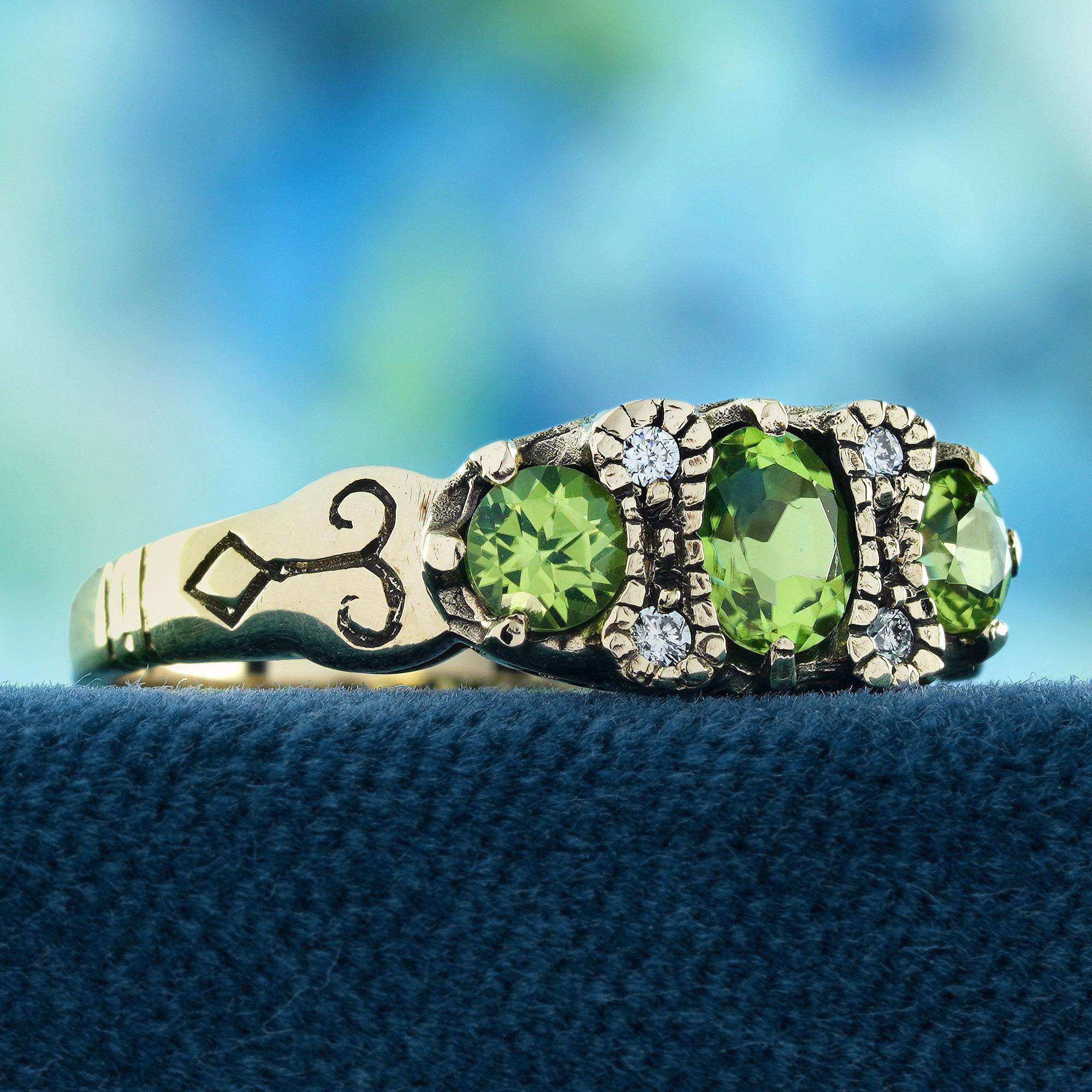 Édouardien Bague vintage à trois pierres en or jaune massif 9 carats avec péridot et diamants en vente