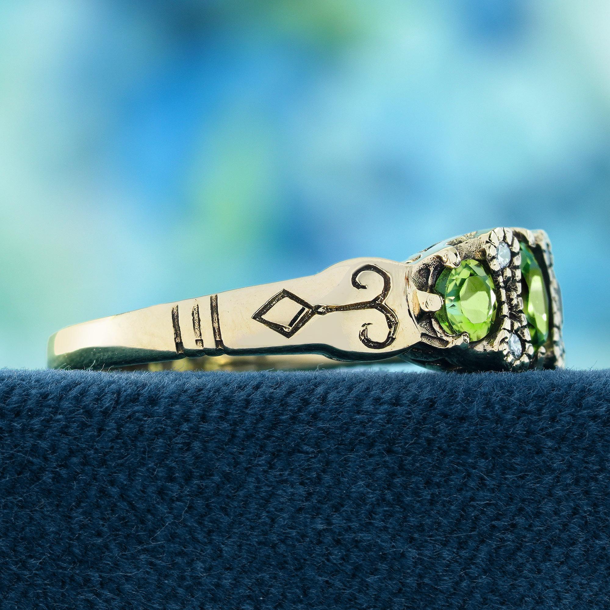 Taille ronde Bague vintage à trois pierres en or jaune massif 9 carats avec péridot et diamants en vente