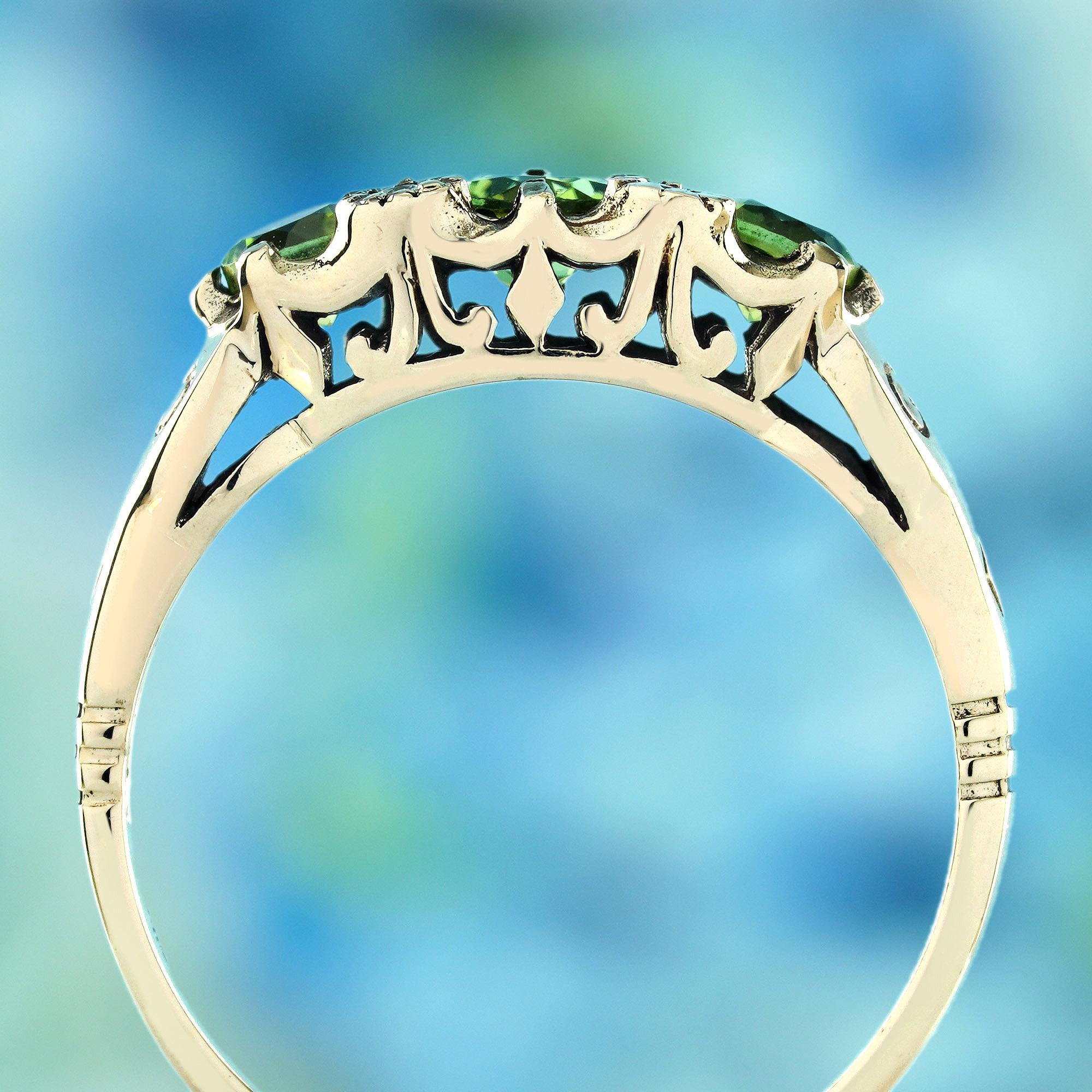 Bague vintage à trois pierres en or jaune massif 9 carats avec péridot et diamants Neuf - En vente à Bangkok, TH