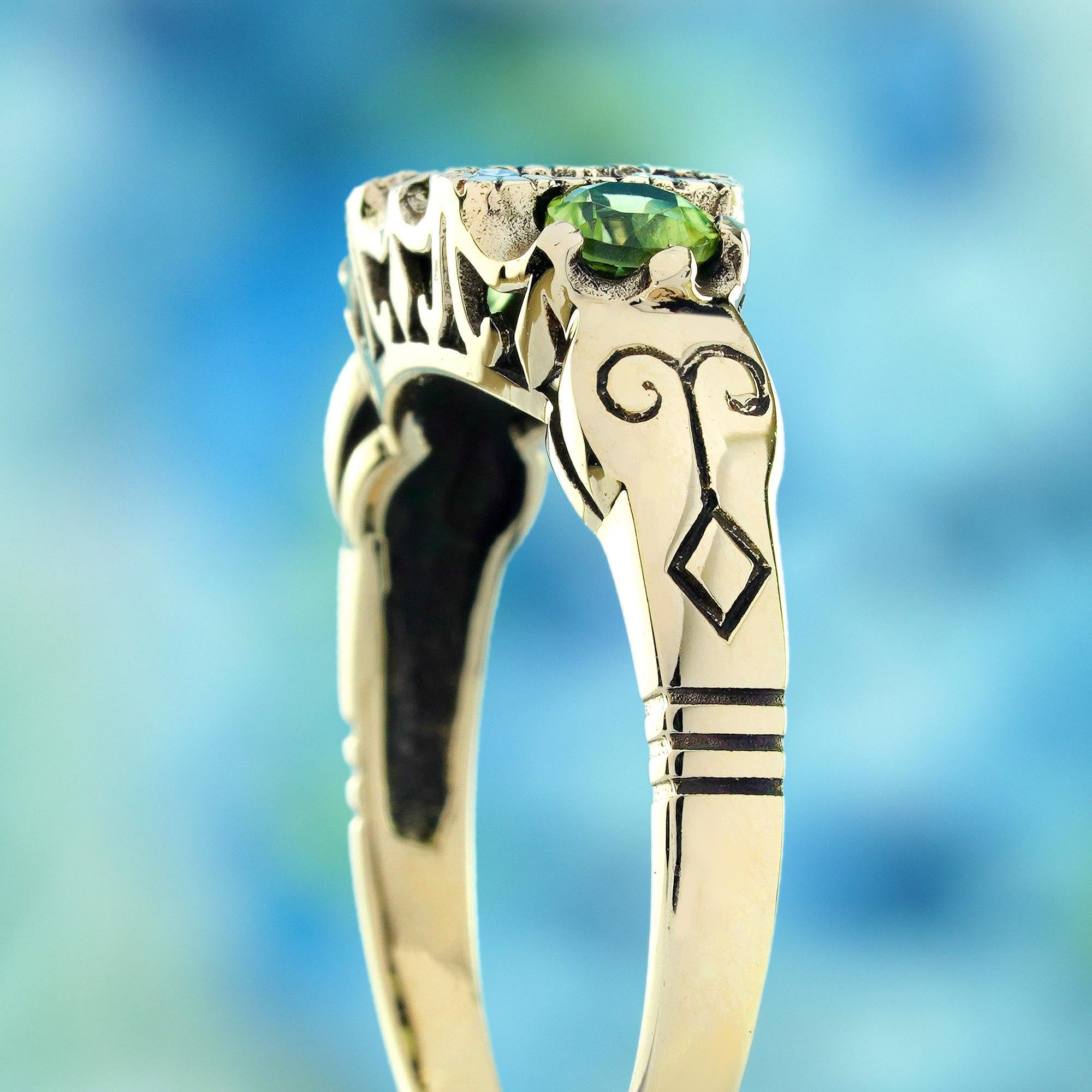 Bague vintage à trois pierres en or jaune massif 9 carats avec péridot et diamants Pour femmes en vente