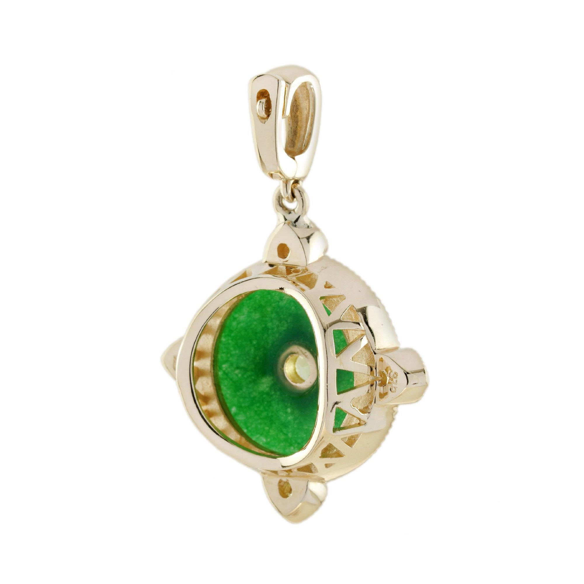 Taille ronde Pendentif en or jaune 14K avec péridot et jade de style vintage en vente