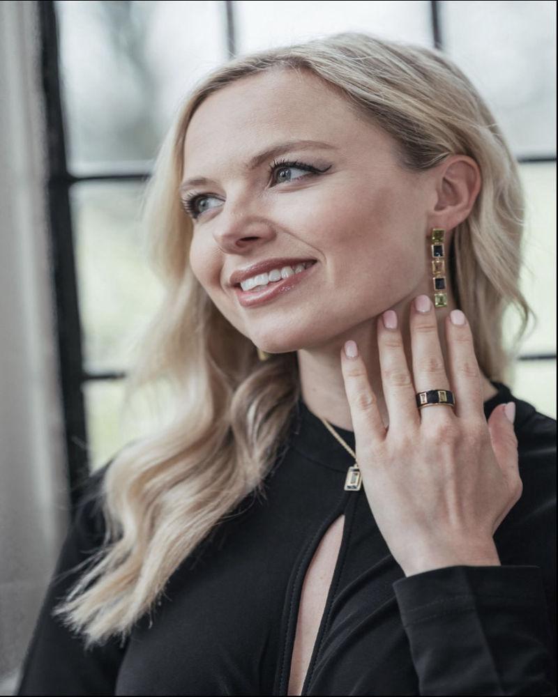 Issue de notre Collection S, cette bague de forme unique présente des baguettes de péridot entourées d'émail marine. Ce style de bague permet de mettre en valeur le magnifique émail Navy, une première pour Augustine Jewell. Une bague beaucoup plus