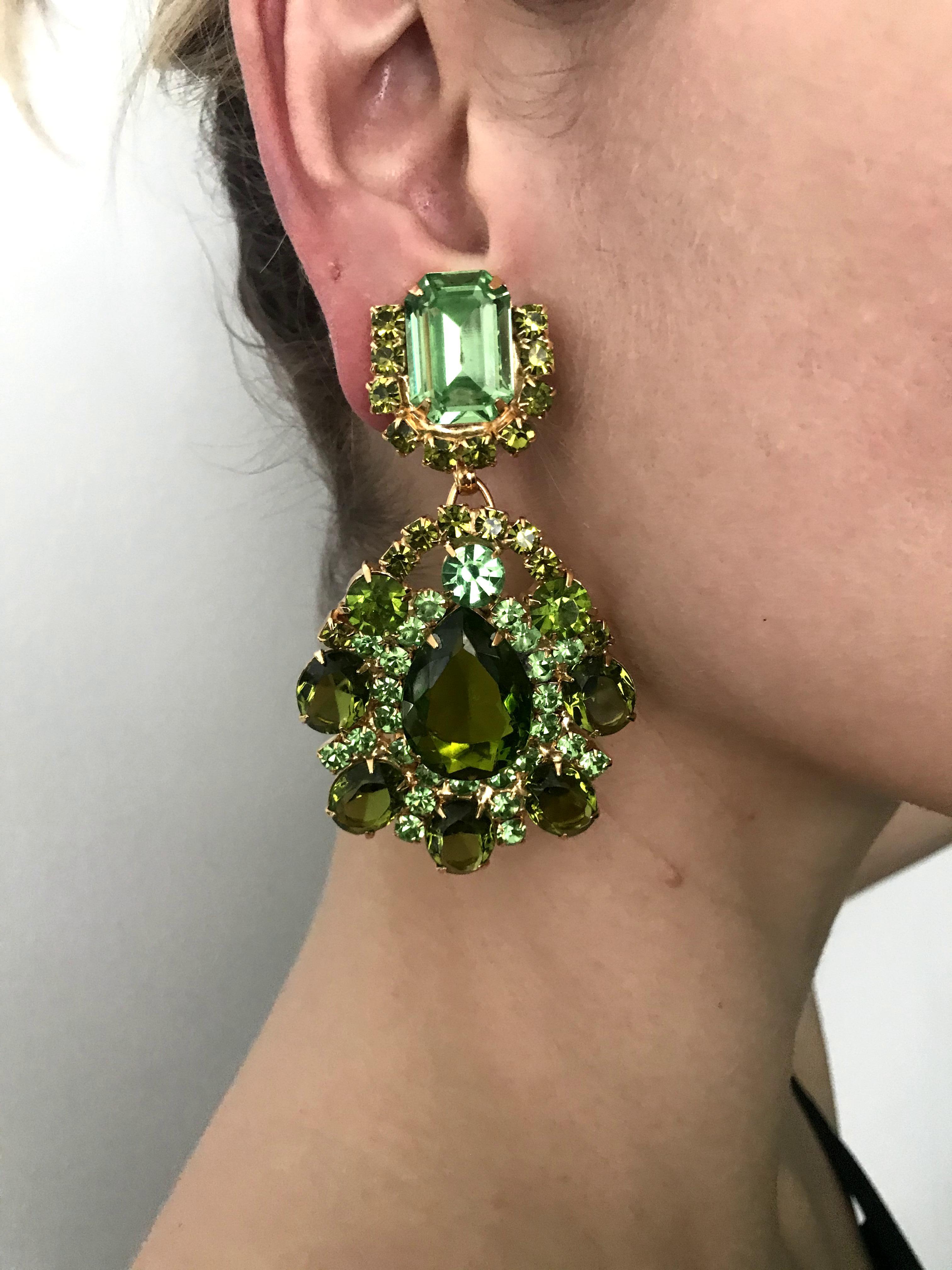 Peridot and Olivine Austrian Crystal Pendant Drop Clip Earrings In New Condition For Sale In Toronto, CA