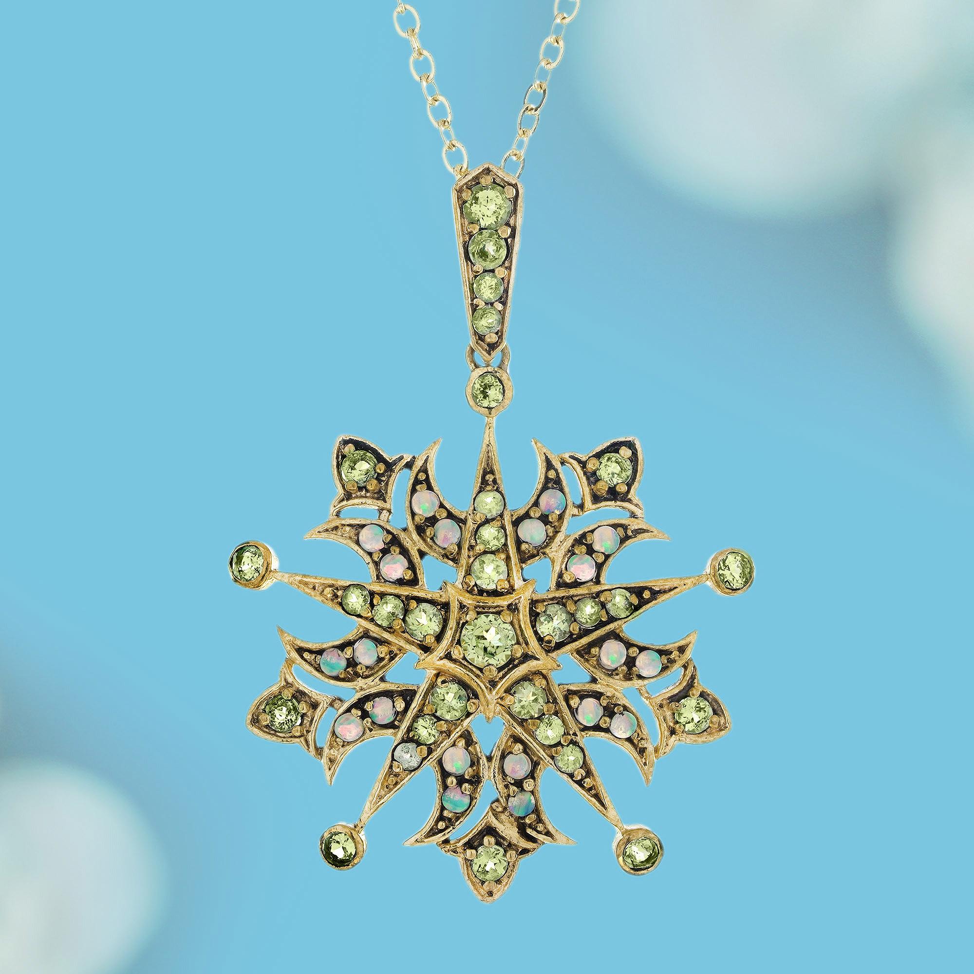 La beauté intemporelle de la Nature. En son cœur, les péridots d'un vert éclatant symbolisent le renouveau et l'espoir, tandis que les opales brillent d'un jeu de couleurs magique, représentant la transformation et le mystère. Ce pendentif est plus