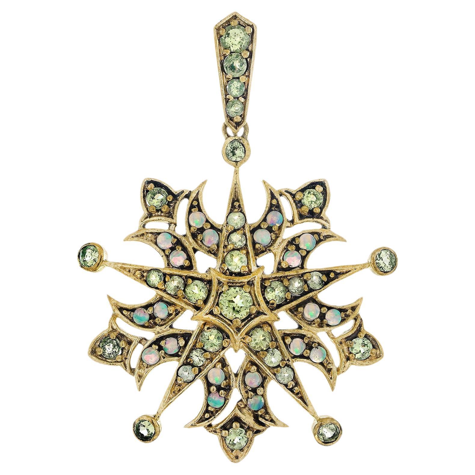 Pendentif étoile de style victorien en or jaune 14K avec péridot et opale en vente