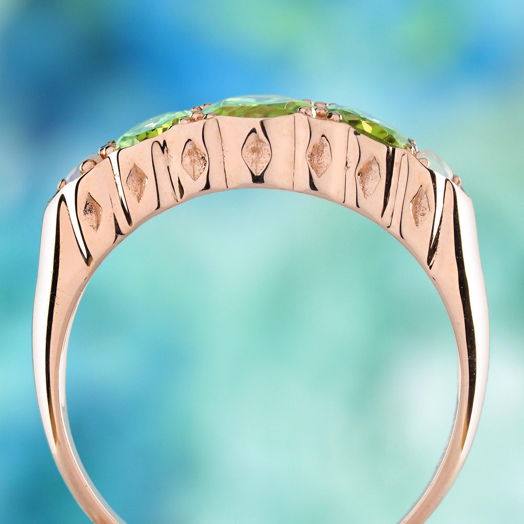 Peridot and Opal Vintage Style Three Stones Ring in Solid 9K Rose Gold Neuf - En vente à Bangkok, TH
