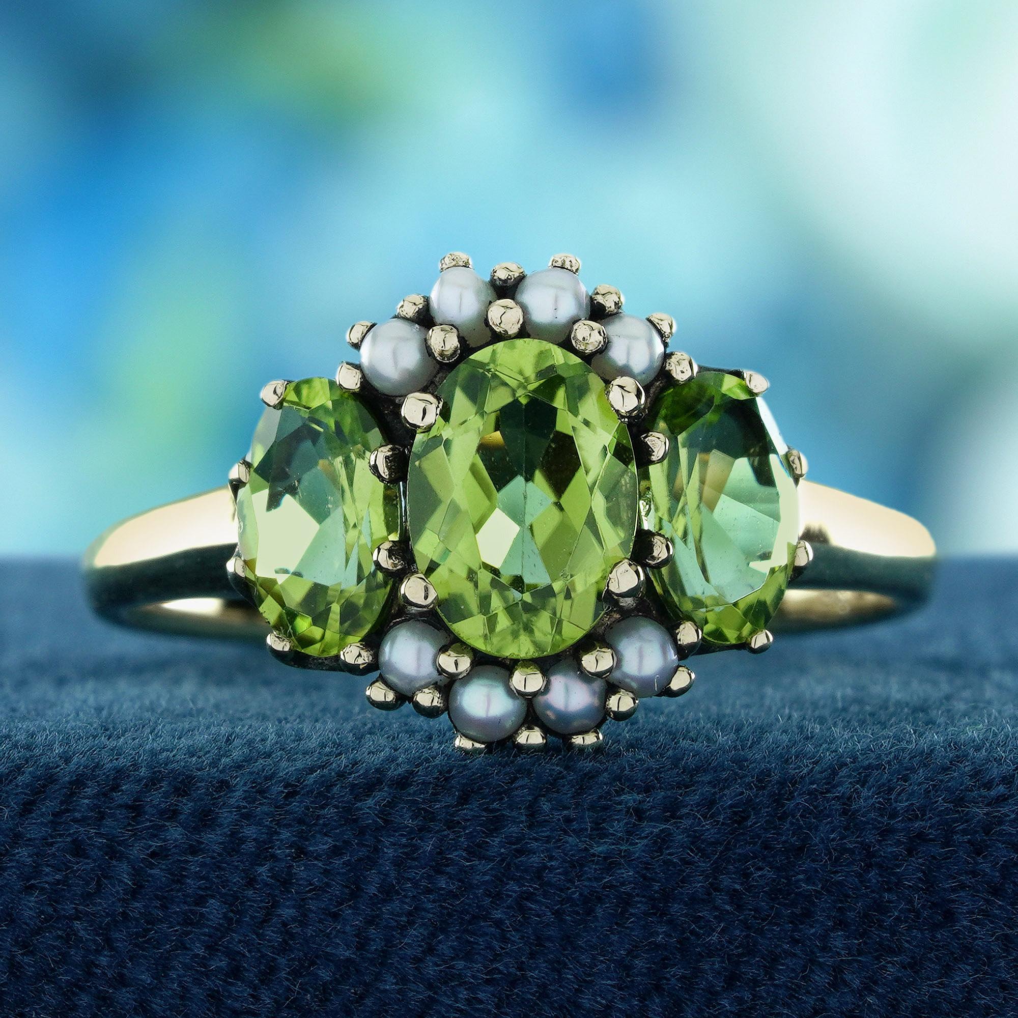 Features three stunning peridots, each with a vibrant green hue symbolizing renewal and vitality. These gemstones are beautifully complemented by lustrous pearls, which add a touch of classic elegance and sophistication. The vintage-inspired band,