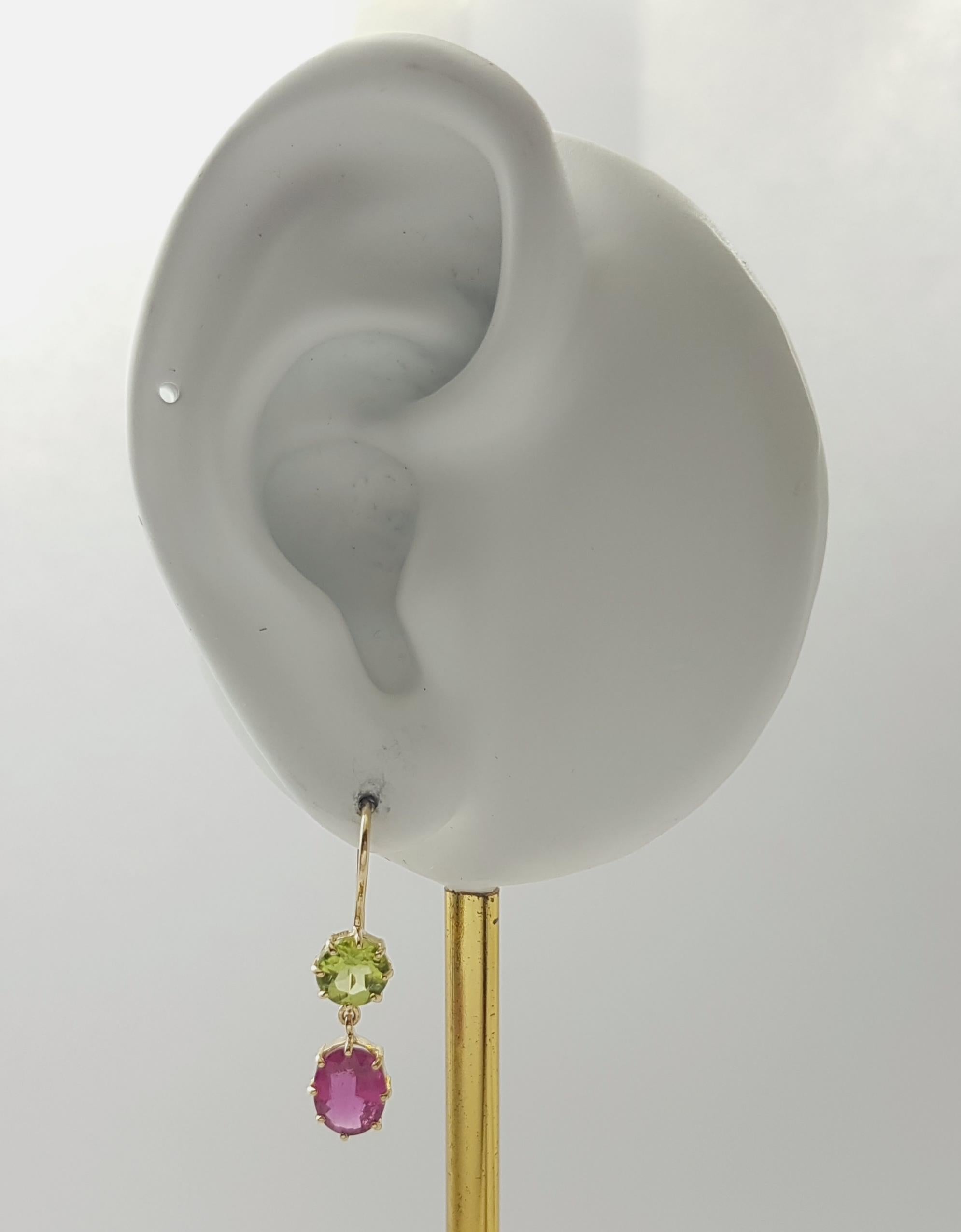 Orecchini con peridoto 1,58 carati e rubellite 2,17 carati con montatura in oro 18 carati

Larghezza: 0,6 cm 
Lunghezza: 2.8 cm
Peso totale: 2.79 grammi

