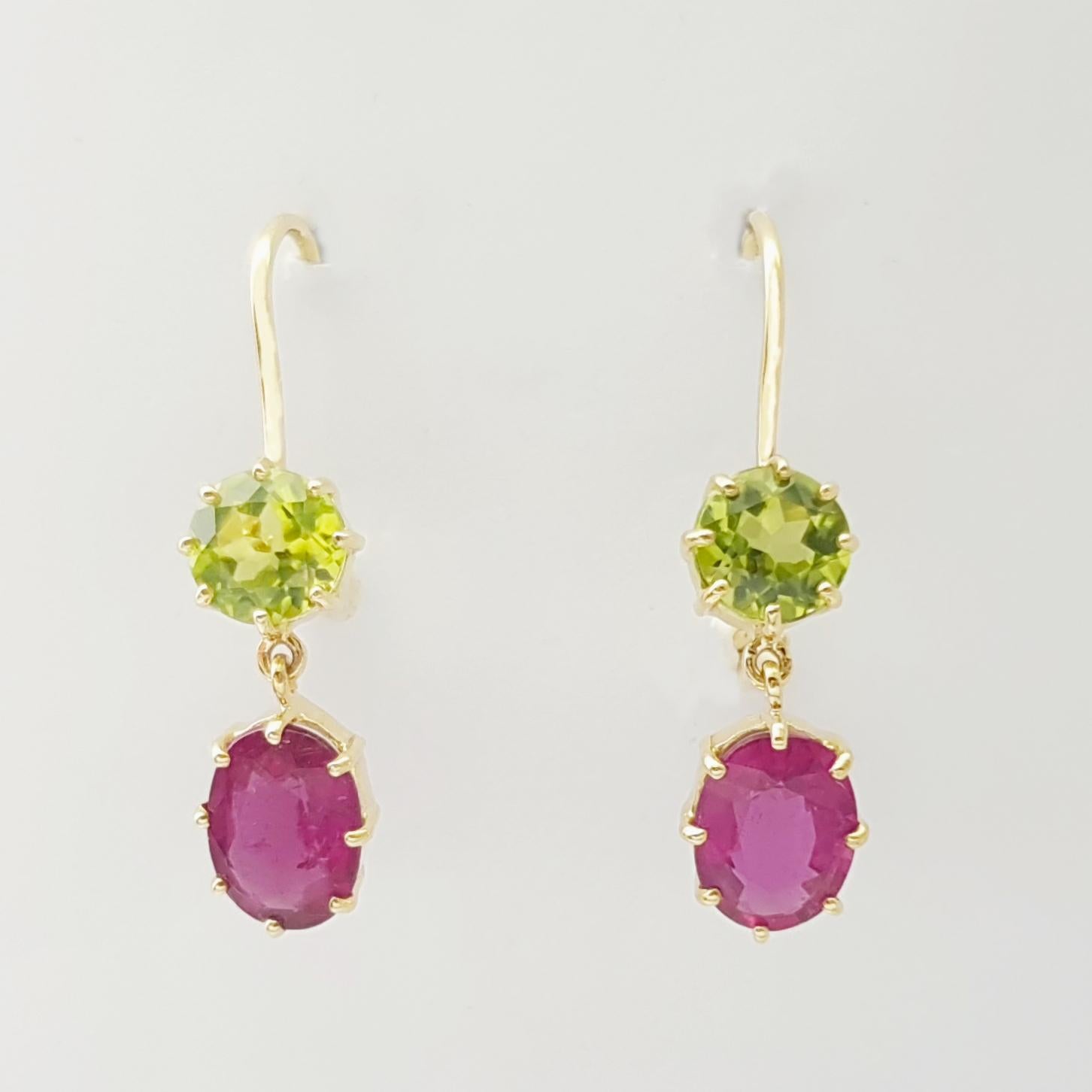 Contemporaneo Peridot and Rubellite Earrings set in 18K Gold Settings in vendita