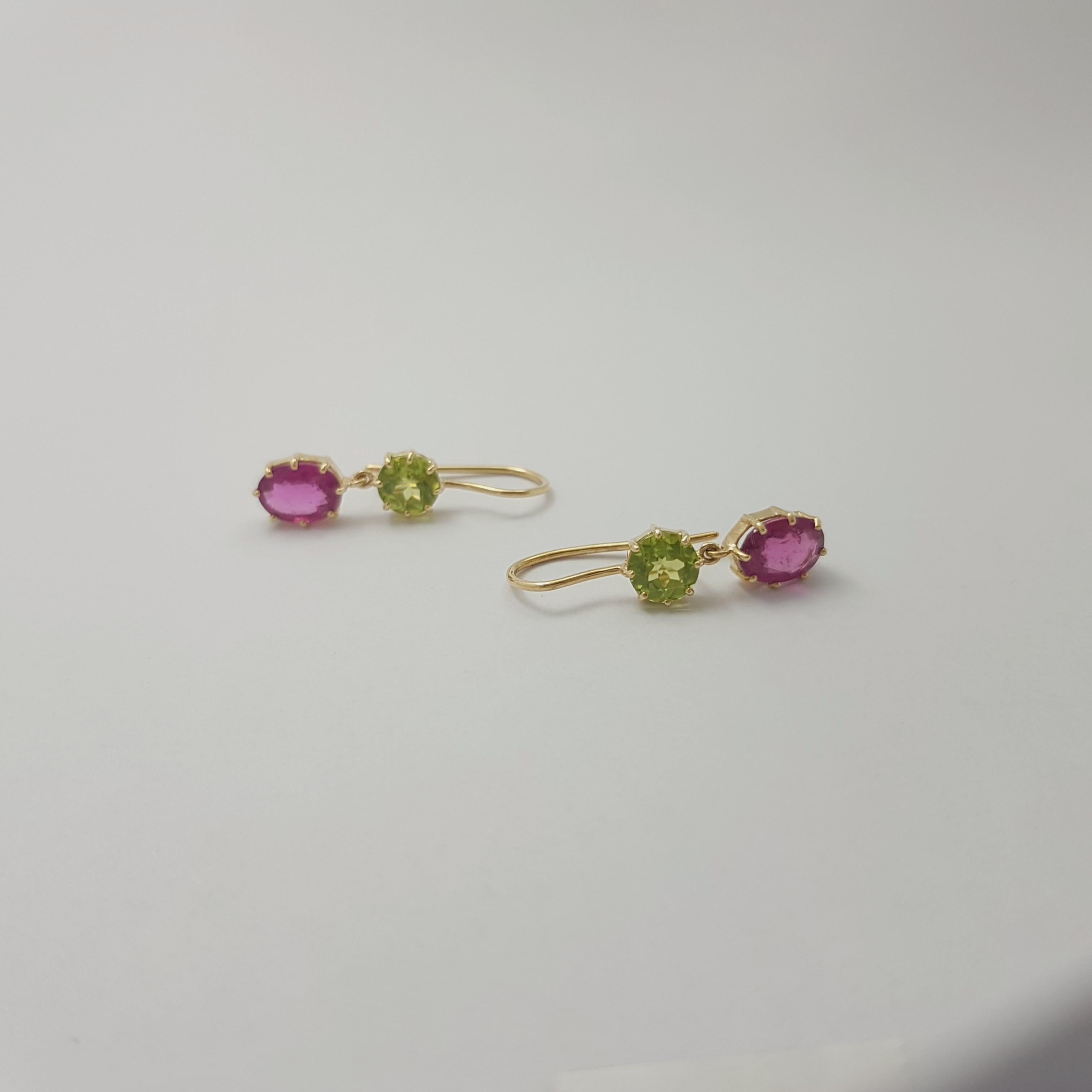 Taglio ovale Peridot and Rubellite Earrings set in 18K Gold Settings in vendita