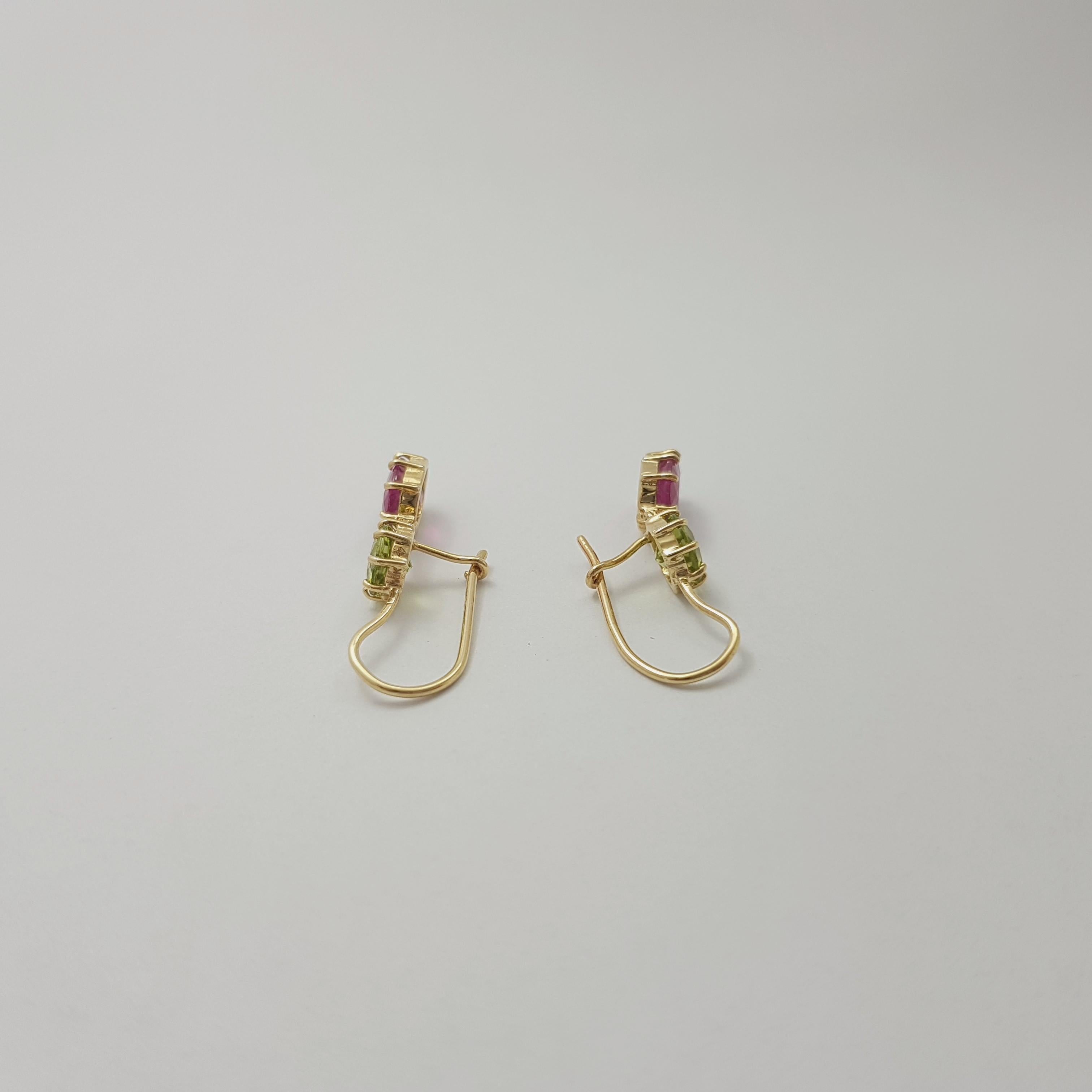 Peridot and Rubellite Earrings set in 18K Gold Settings In condizioni Nuovo in vendita a Bangkok, TH