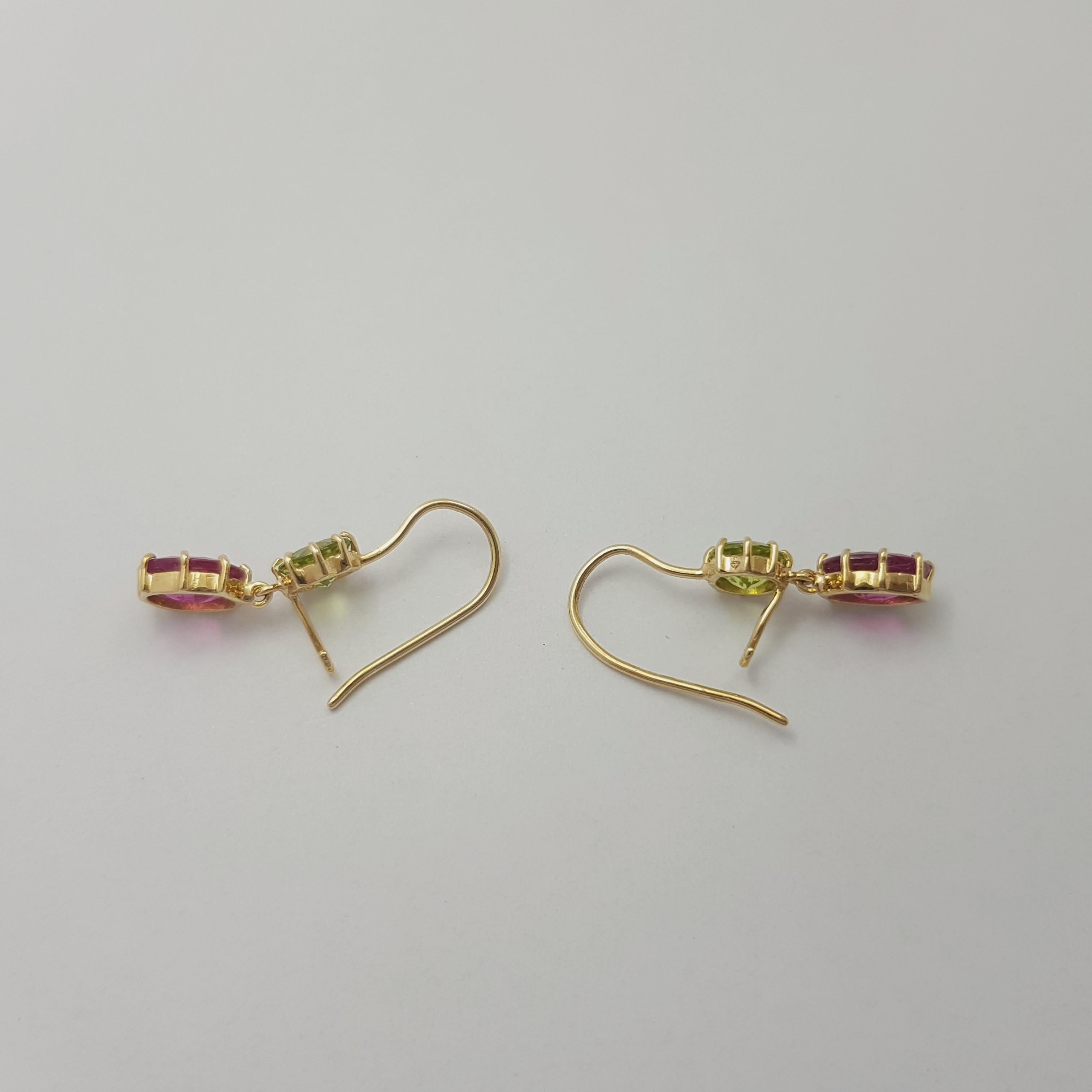 Peridot and Rubellite Earrings set in 18K Gold Settings in vendita 2