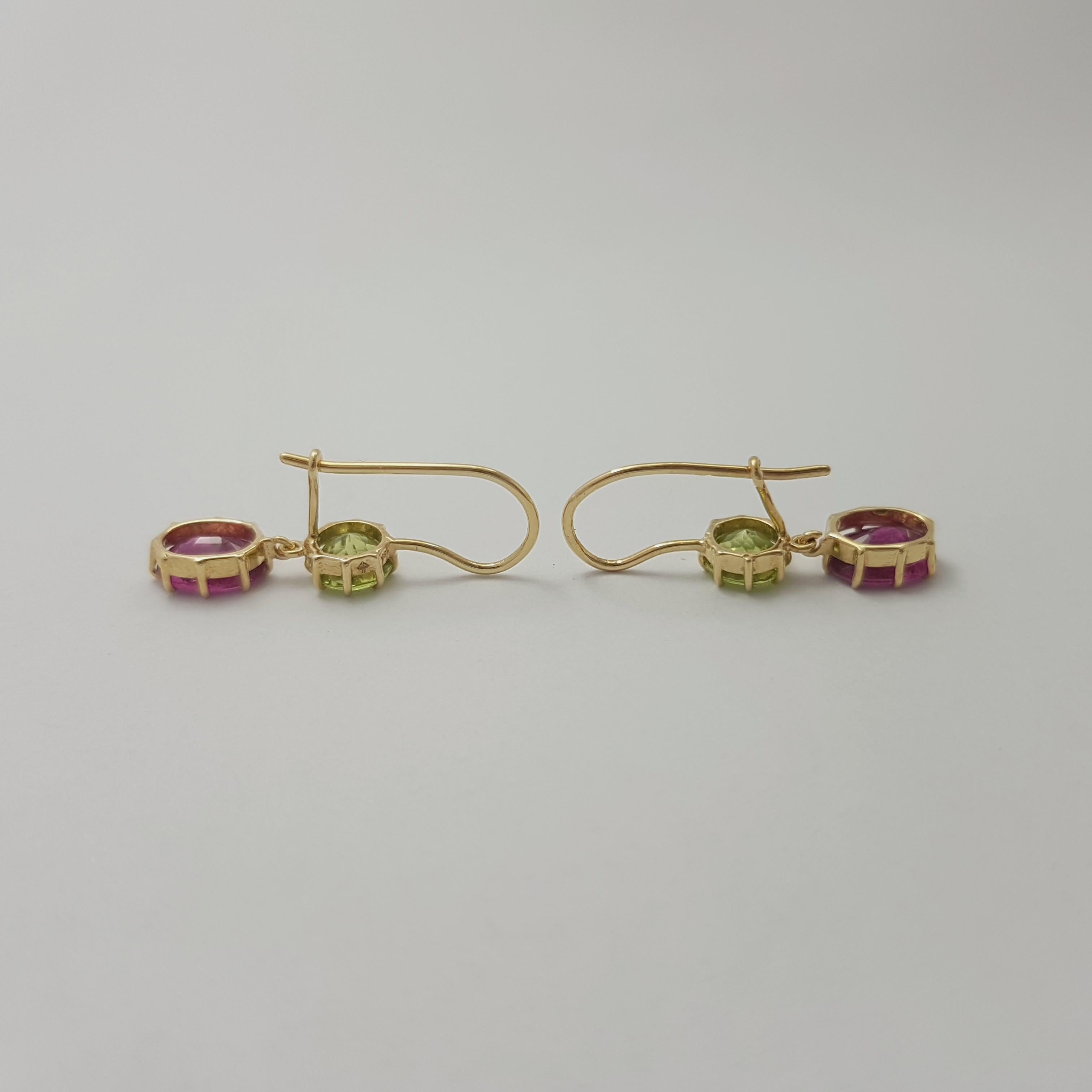 Peridot and Rubellite Earrings set in 18K Gold Settings in vendita 3