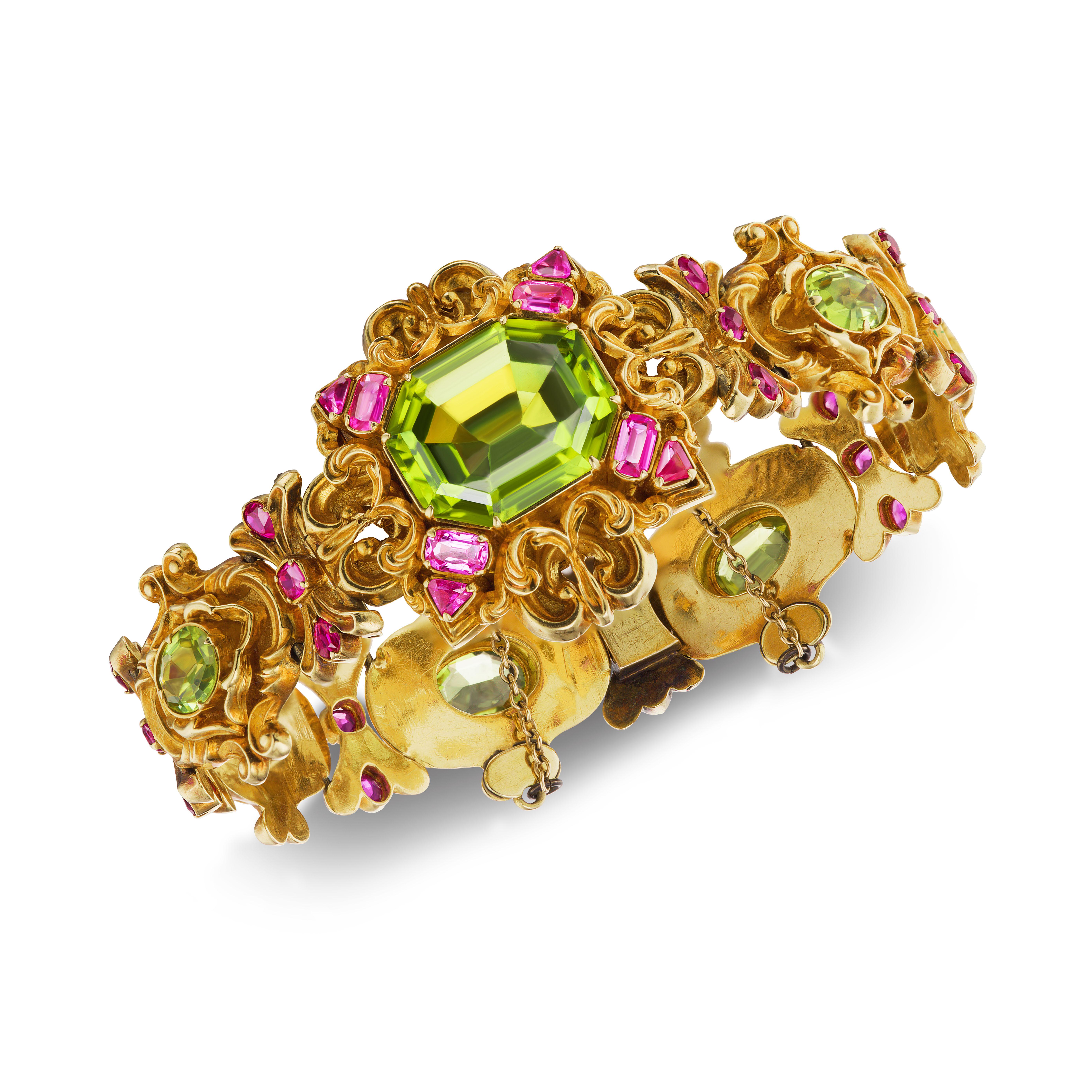 Taille émeraude Bracelet géorgien en or 14 carats avec péridots et rubis en vente