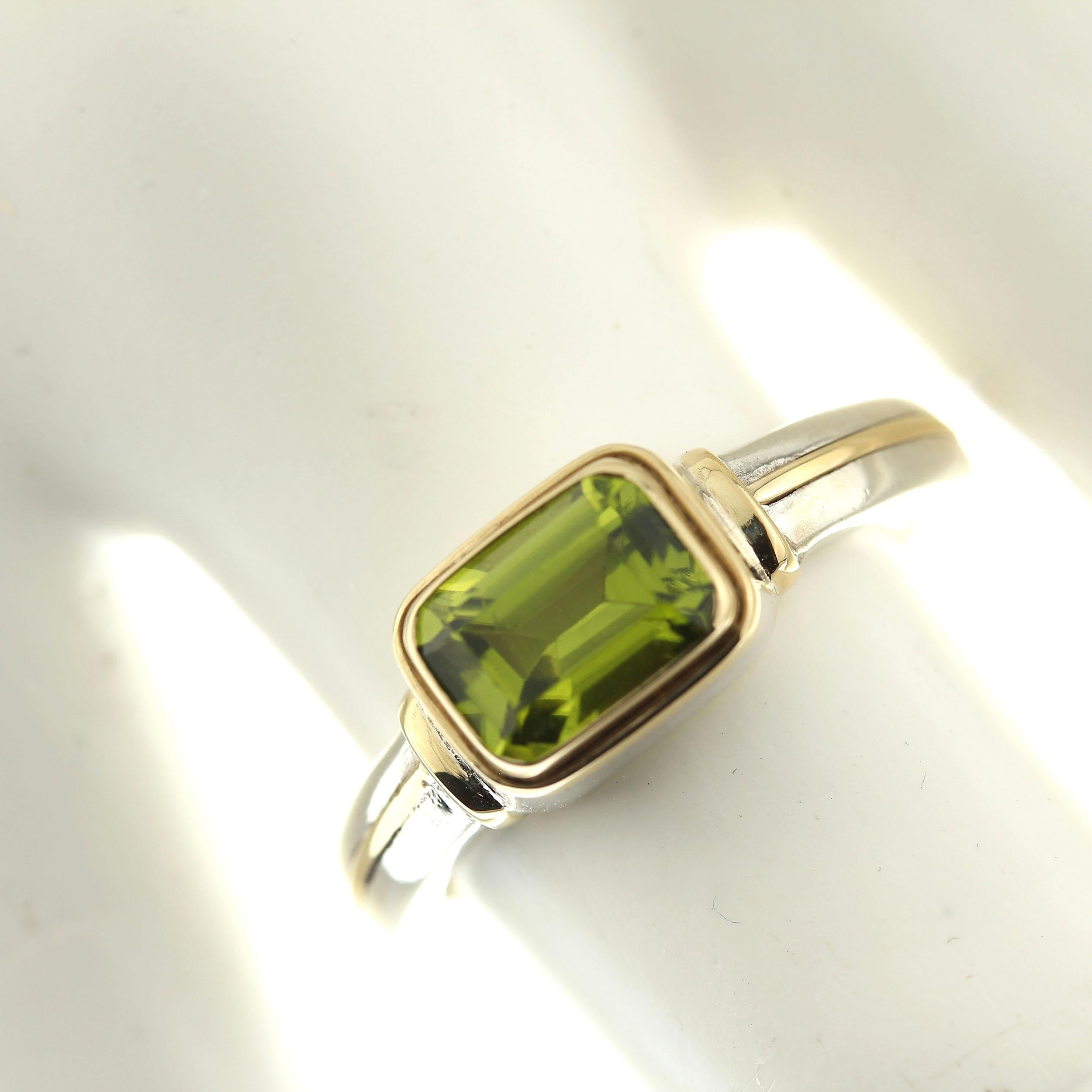 Gemjunky Peridot and Sterling Silver Ring with 18 Karat Gold Accents In New Condition In Raleigh, NC
