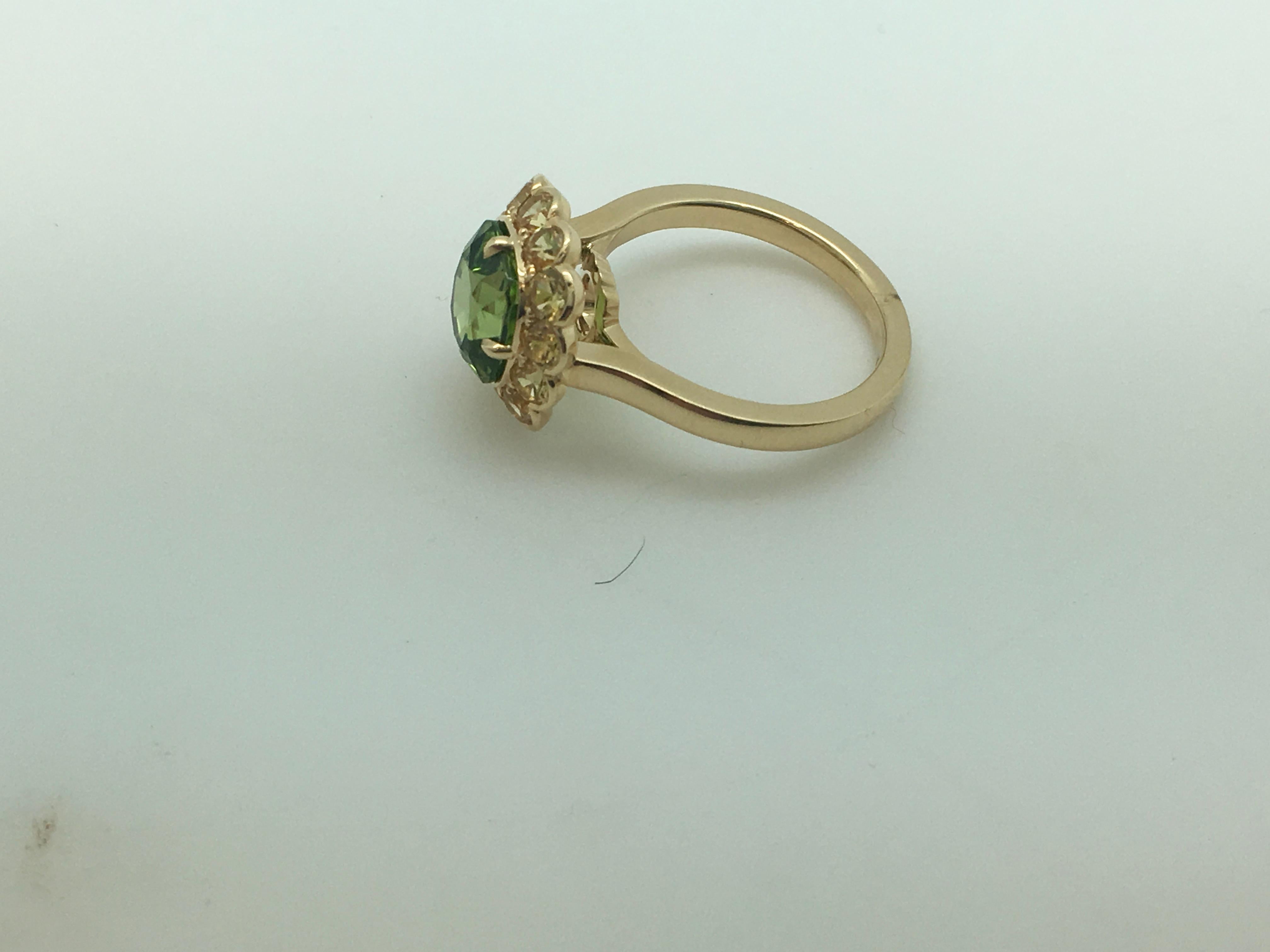 Peridot and Yellow Sapphire 18 Karat Handcrafted Yellow Gold Ring For Sale 1