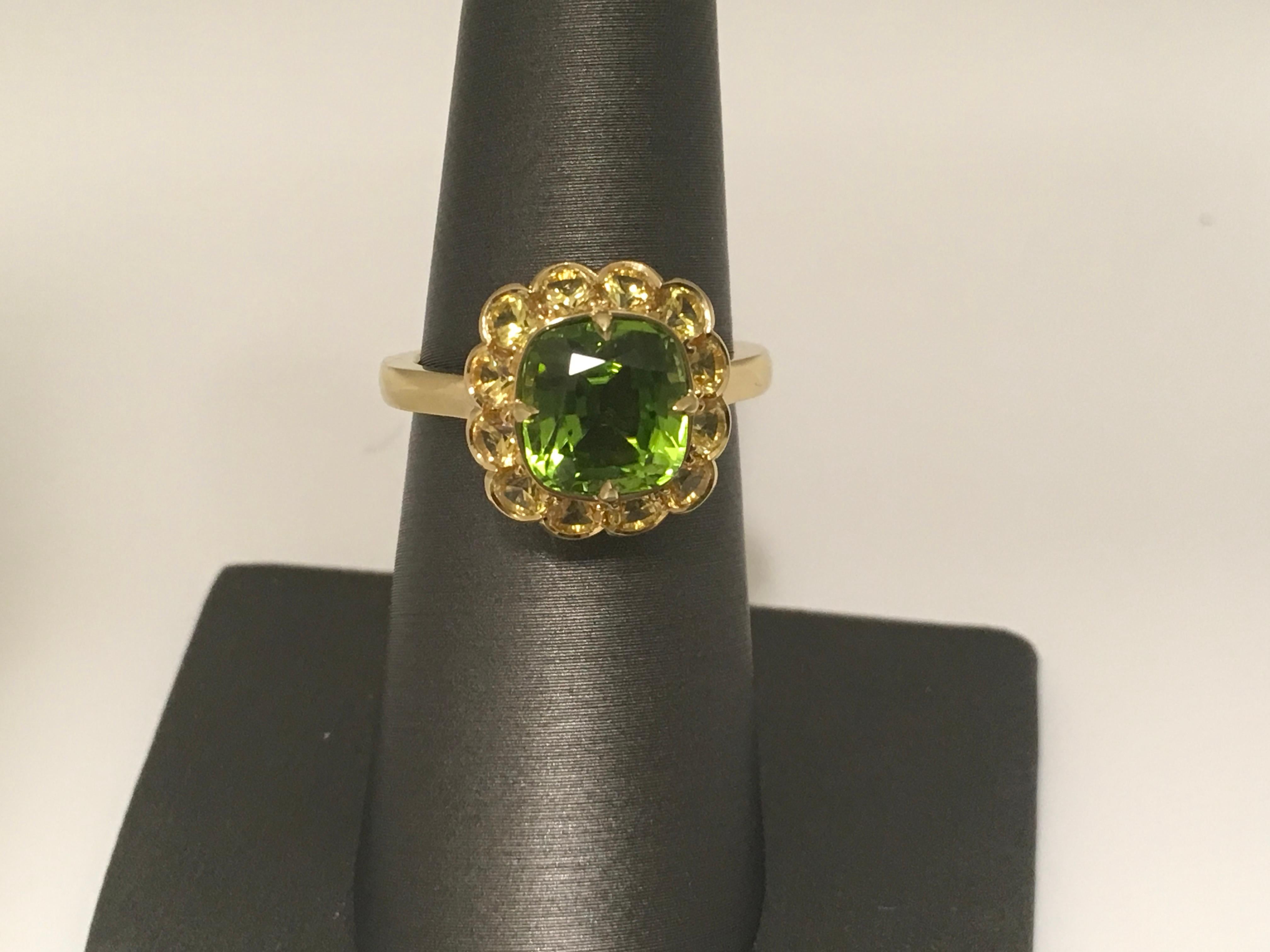 Peridot and Yellow Sapphire 18 Karat Handcrafted Yellow Gold Ring For Sale 2
