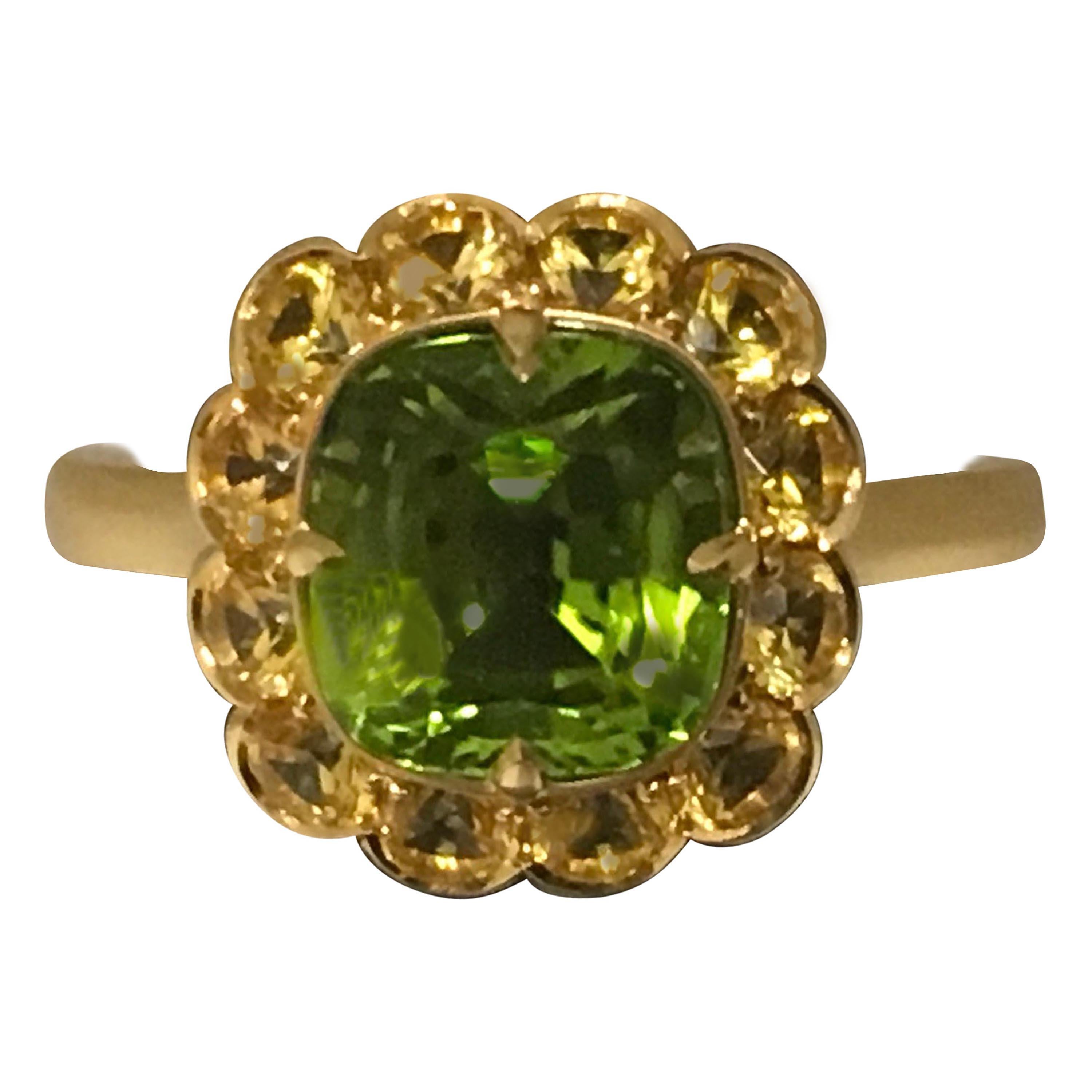 Peridot and Yellow Sapphire 18 Karat Handcrafted Yellow Gold Ring For Sale