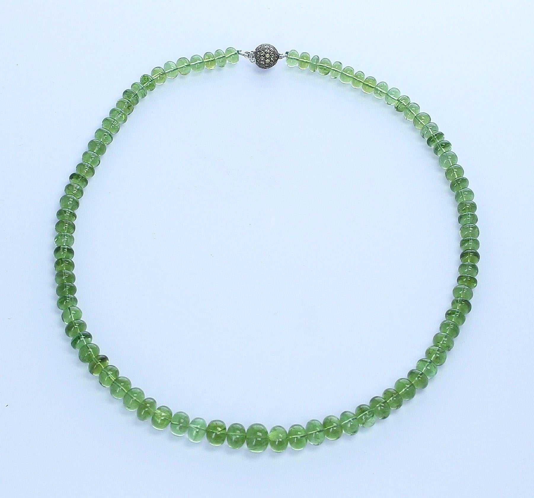 Perlina Collana di perle di peridoto con chiusura in tsavorite, bianco 18 carati in vendita