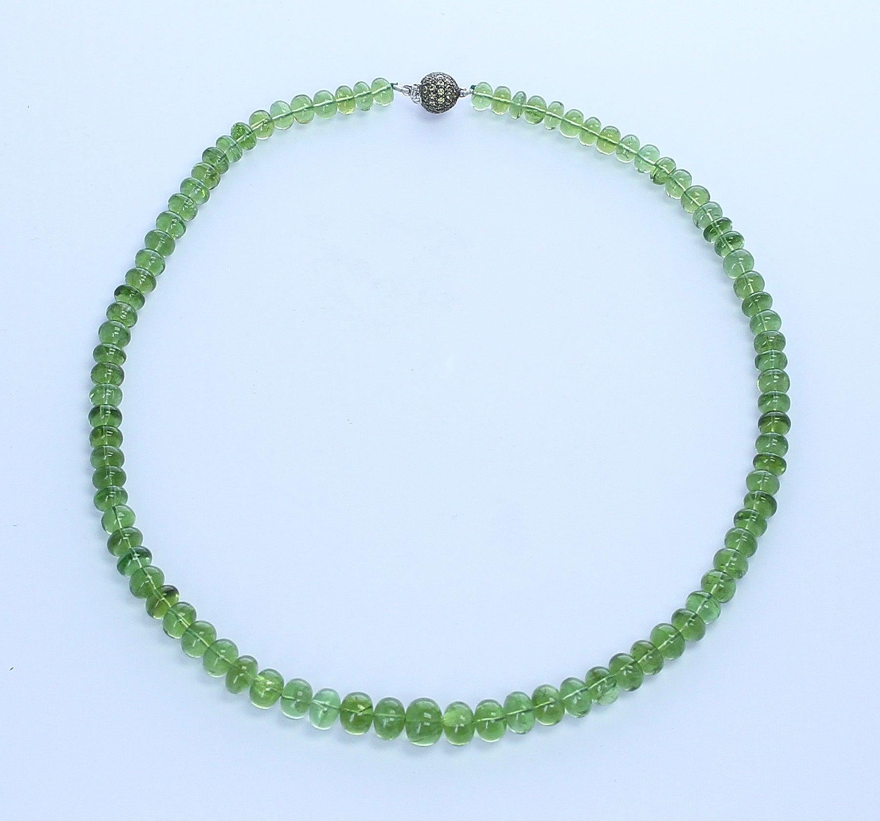 Perle Collier de perles de péridot avec fermoir en tsavorite, blanc 18 carats en vente