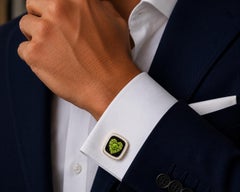 Gemelli a forma di cuore con peridoto (pietra del mese di nascita), smalto bianco e oro 14 carati di MEGHNA JEWELS