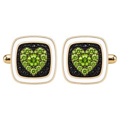 Gemelli a forma di cuore con peridoto (pietra del mese di nascita), smalto bianco e oro 14 carati di MEGHNA JEWELS