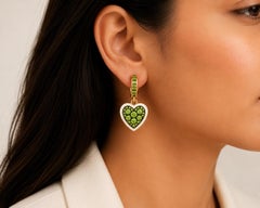 Peridot-Geburtsstein-Herzohrringe mit weißer Emaille, 14-karätiges Gold von Meghna Jewels