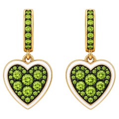 Peridot-Geburtsstein-Herzohrringe mit weißer Emaille, 14-karätiges Gold von Meghna Jewels