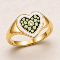 Peridot-Geburtsstein-Herzring mit weißer Emaille, 14-karätiges Gold von Meghna Jewels