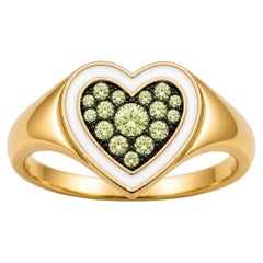 Peridot-Geburtsstein-Herzring mit weißer Emaille, 14-karätiges Gold von Meghna Jewels