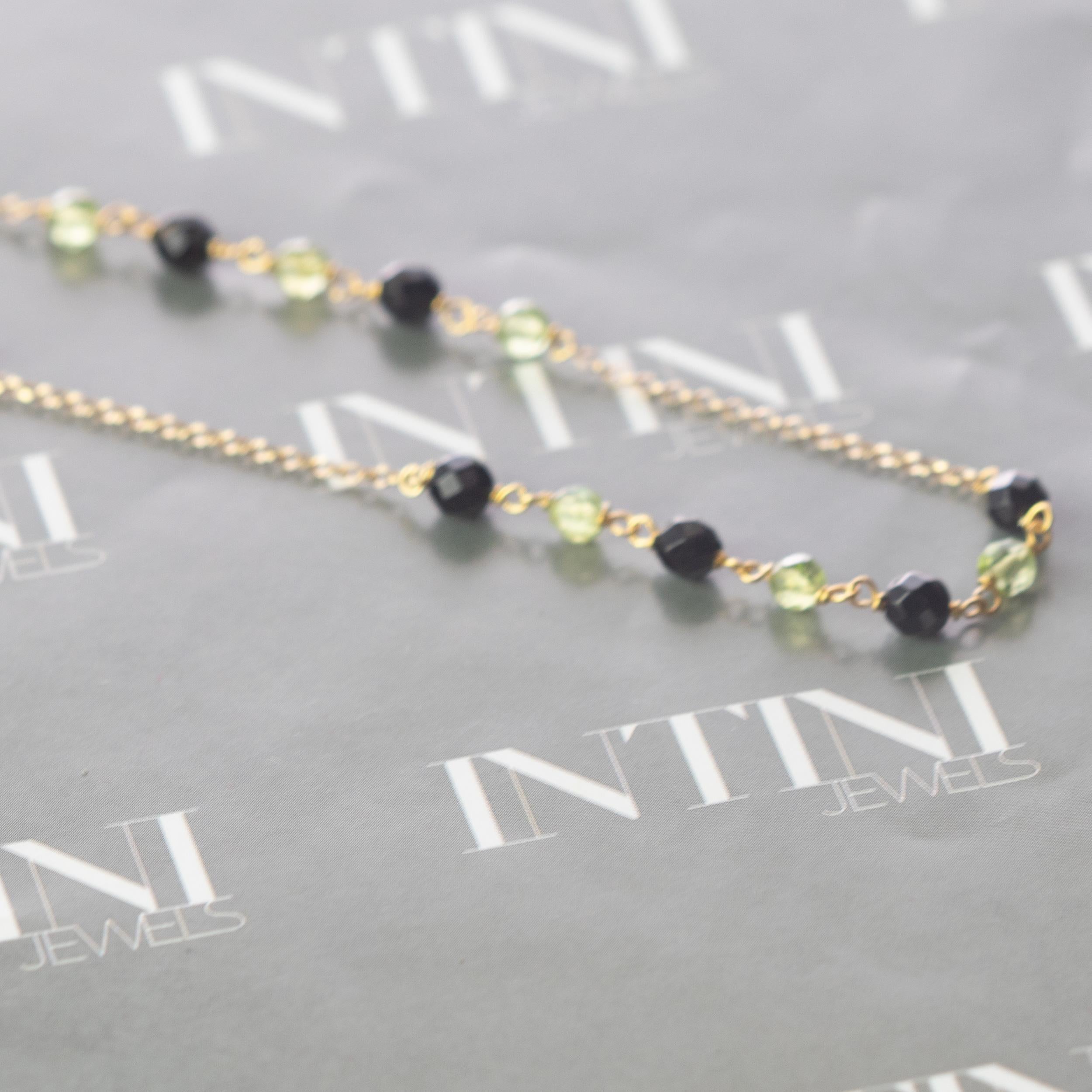 Collier coloré à chaîne en or jaune 18 carats avec péridots et rondelles d'agate noire en vente 2