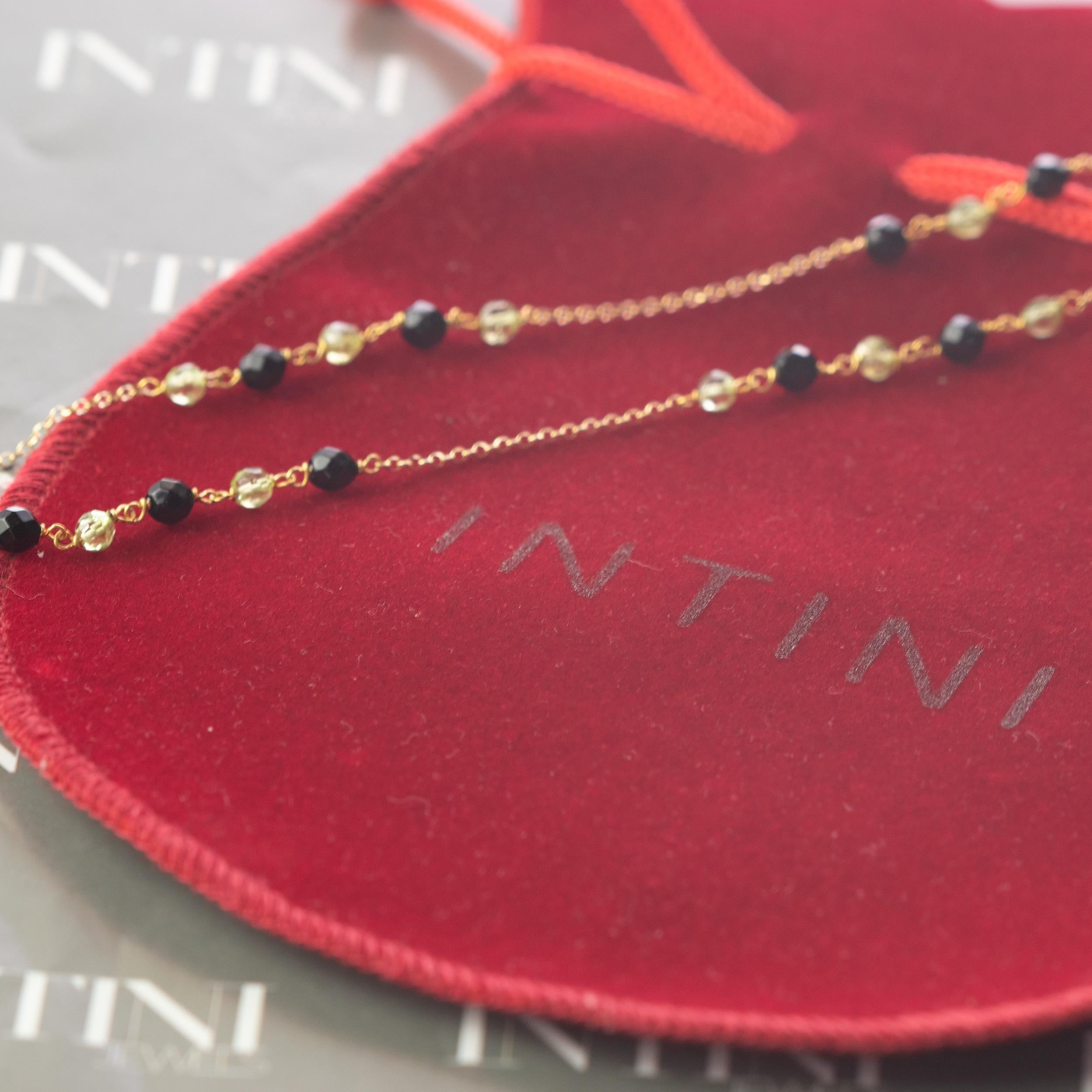 Collier coloré à chaîne en or jaune 18 carats avec péridots et rondelles d'agate noire en vente 3