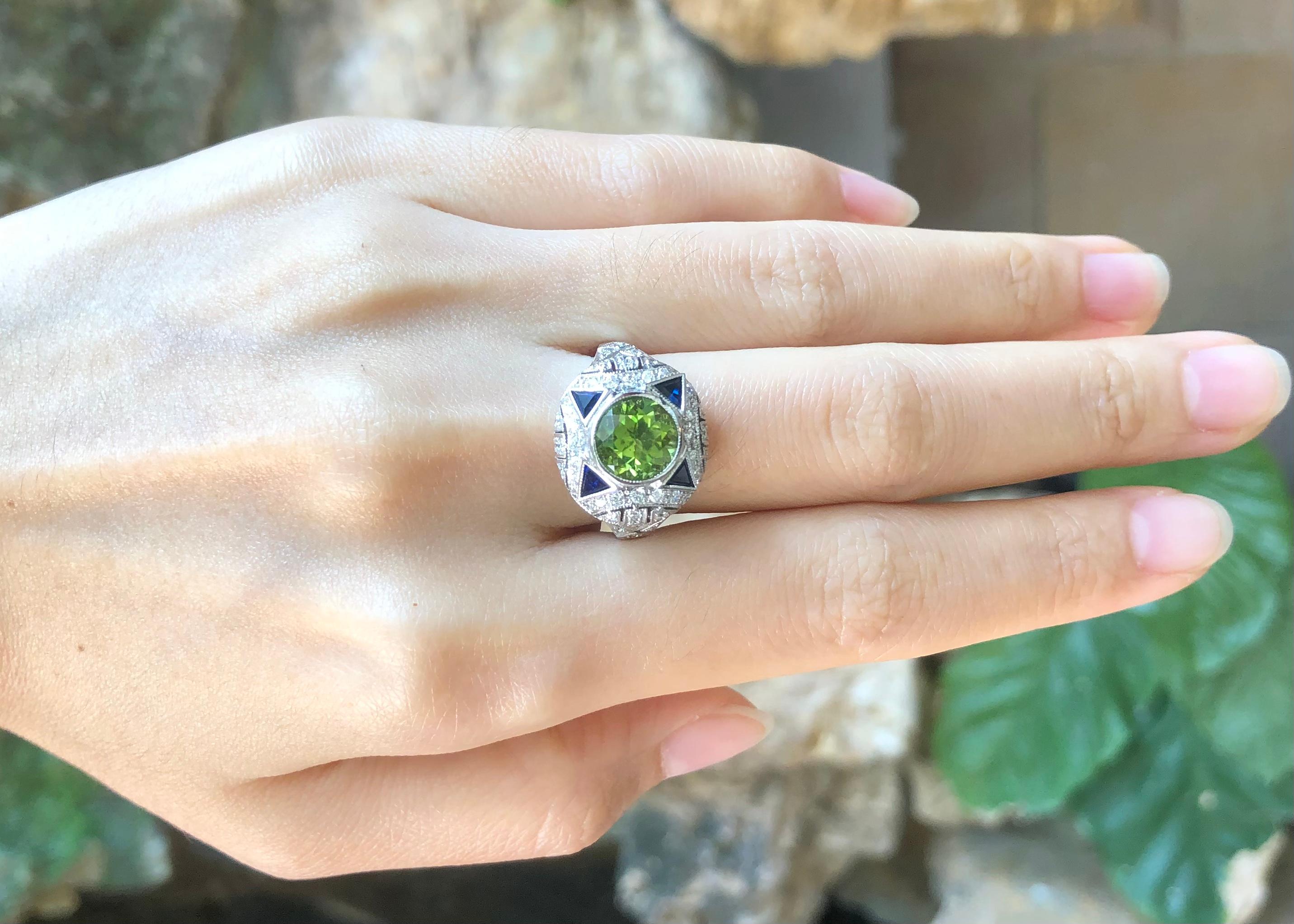 Mixed Cut Peridot, Blue Sapphire and Diamond Ring Set in 18 Karat White Gold Settings For Sale
