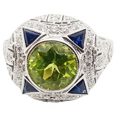 Bague en or blanc 18 carats sertie de péridots, saphirs bleus et diamants