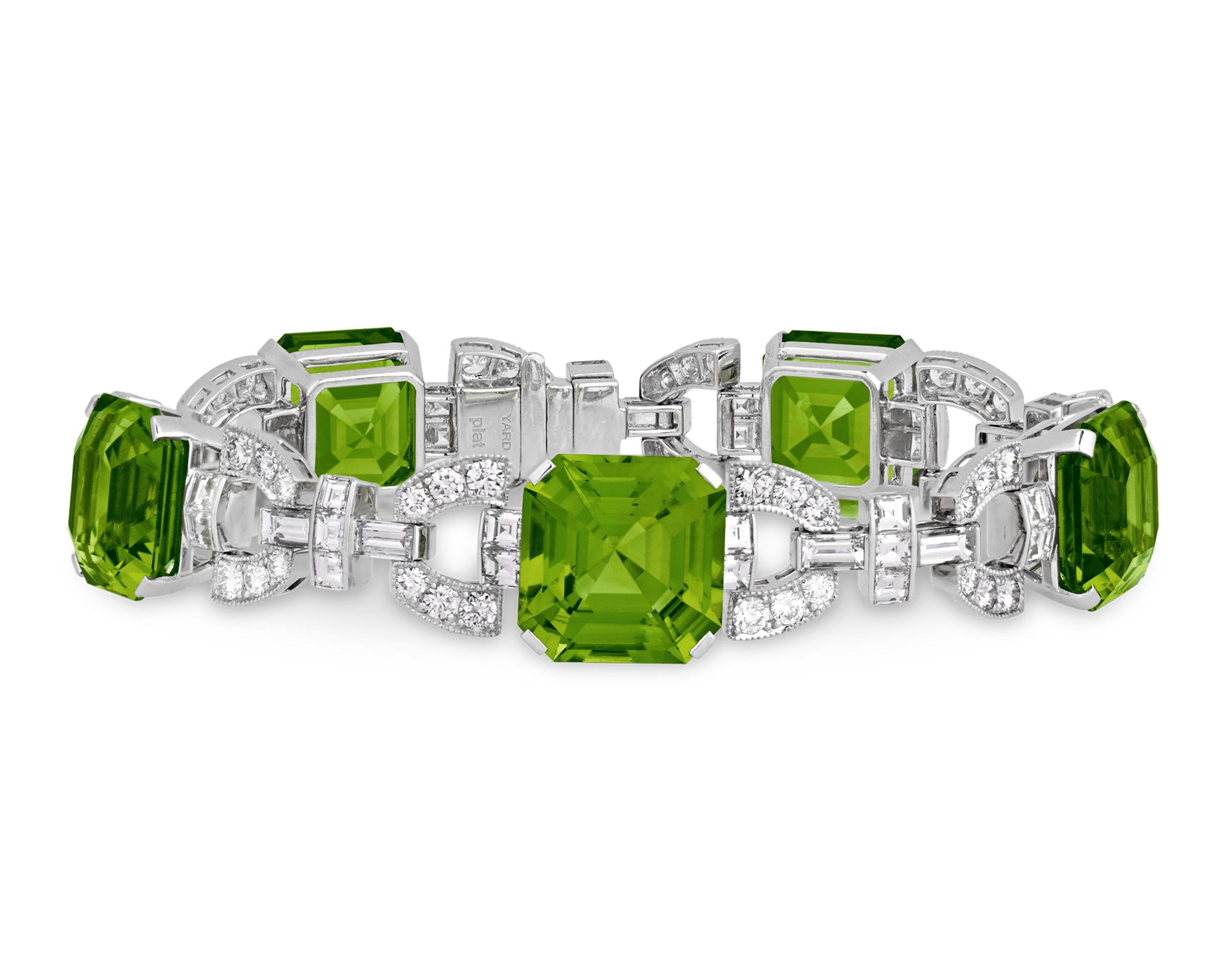 Ce magnifique bracelet du célèbre joaillier Raymond Jewell est orné de cinq superbes péridots taillés en émeraude totalisant un impressionnant 46,40 carats. Les pierres précieuses rayonnantes affichent leur teinte verte vibrante caractéristique avec