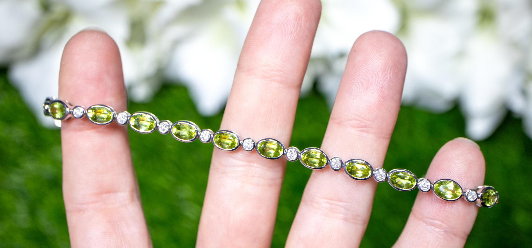 It comes with the Gemological Appraisal by GIA GG/AJP
All Gemstones are Natural
Peridots = 9.15 Carats
Diamonds = 0.87 Carats
Metal: 18K White Gold
Length: 7 Inches
Width: 0.20 Inches