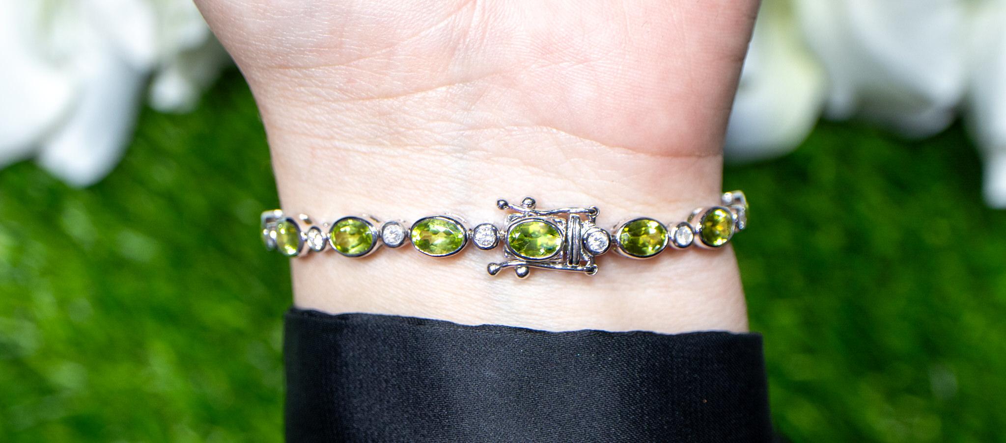 Peridot Bracelet Diamond Links 10 Carats 18K Gold In Excellent Condition For Sale In Laguna Niguel, CA