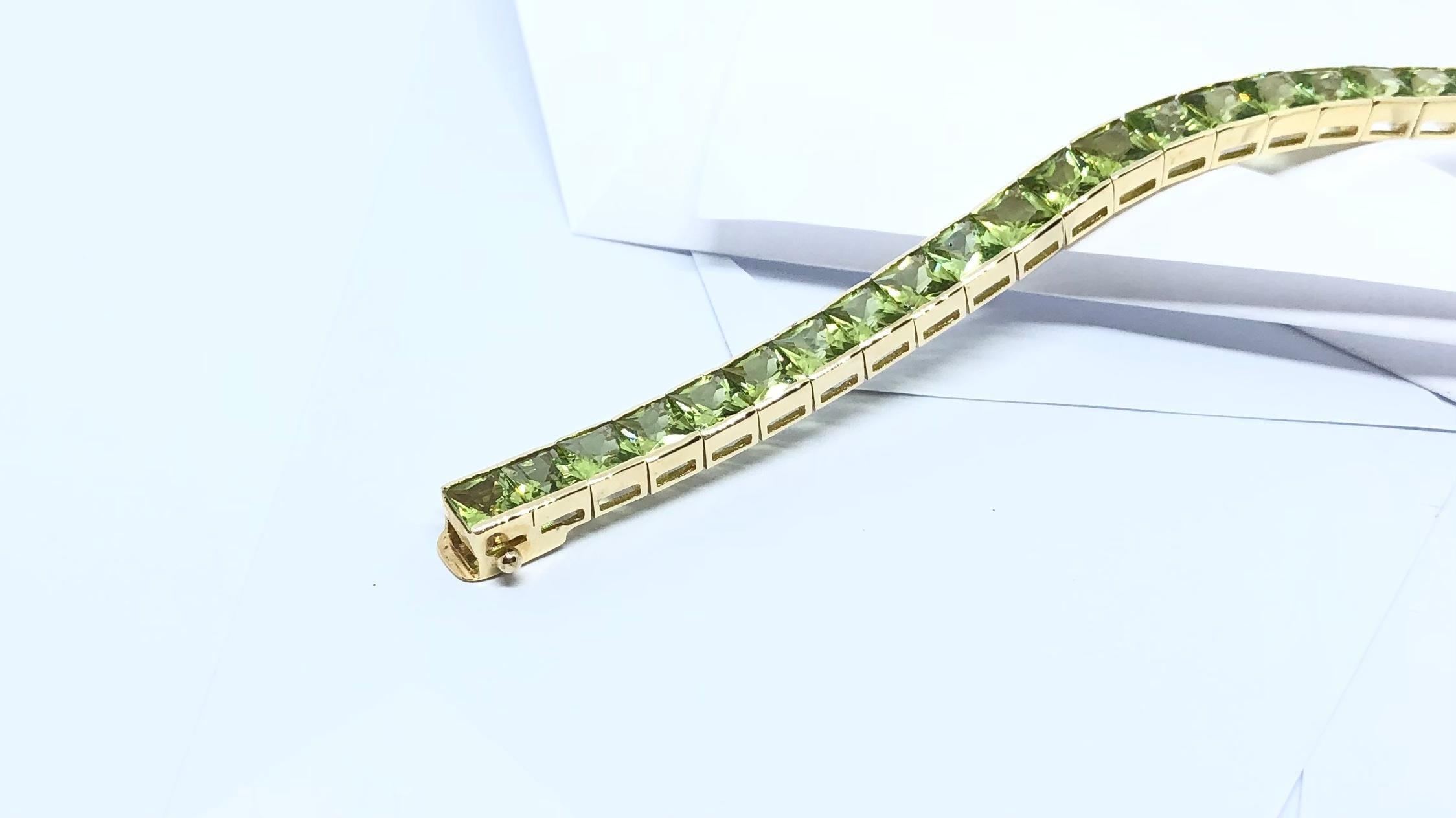 Bracelet en péridot serti dans des montures en or 14 carats en vente 10