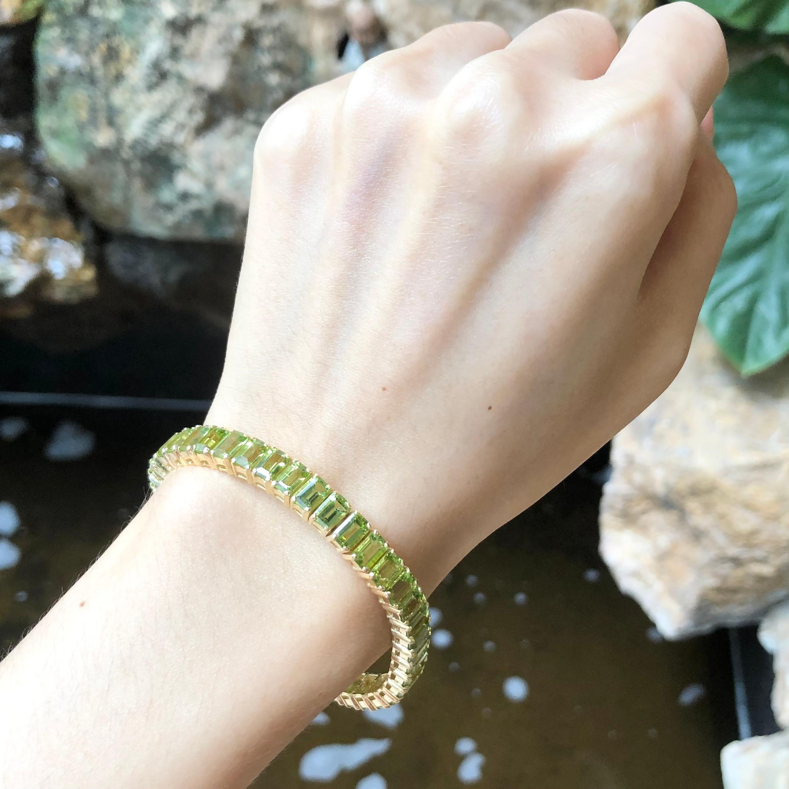 Peridot 25,08 Karat Armband in 14 Karat Goldfassung

Breite:  0.7 cm 
Länge: 18,0 cm
Gesamtgewicht: 26,97 Gramm

