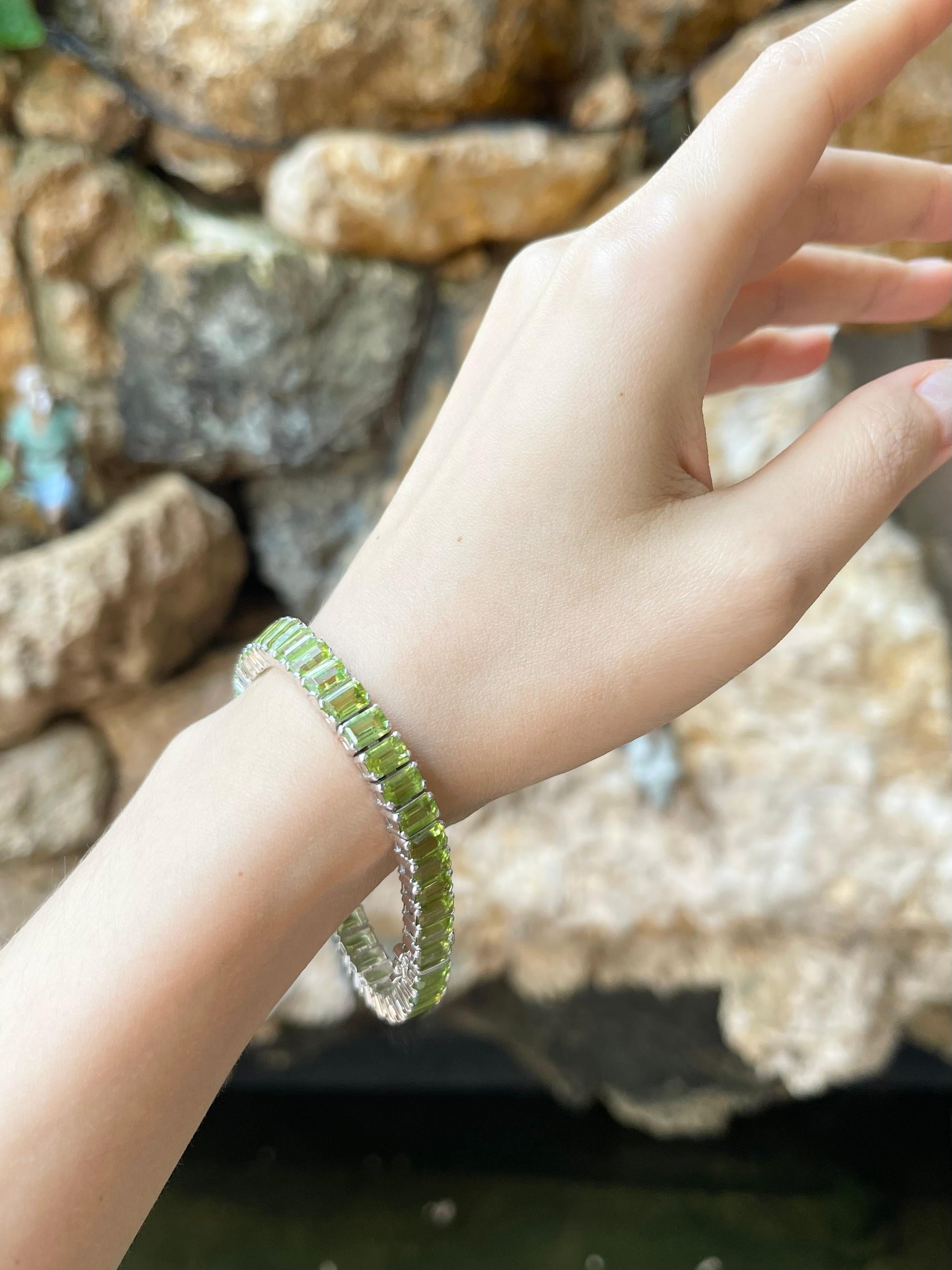 Peridot 27.83 carats Bracelet set in 14K White Gold Settings

Width: 0.6 cm 
Length: 18.0 cm
Total Weight: 25.36 grams

