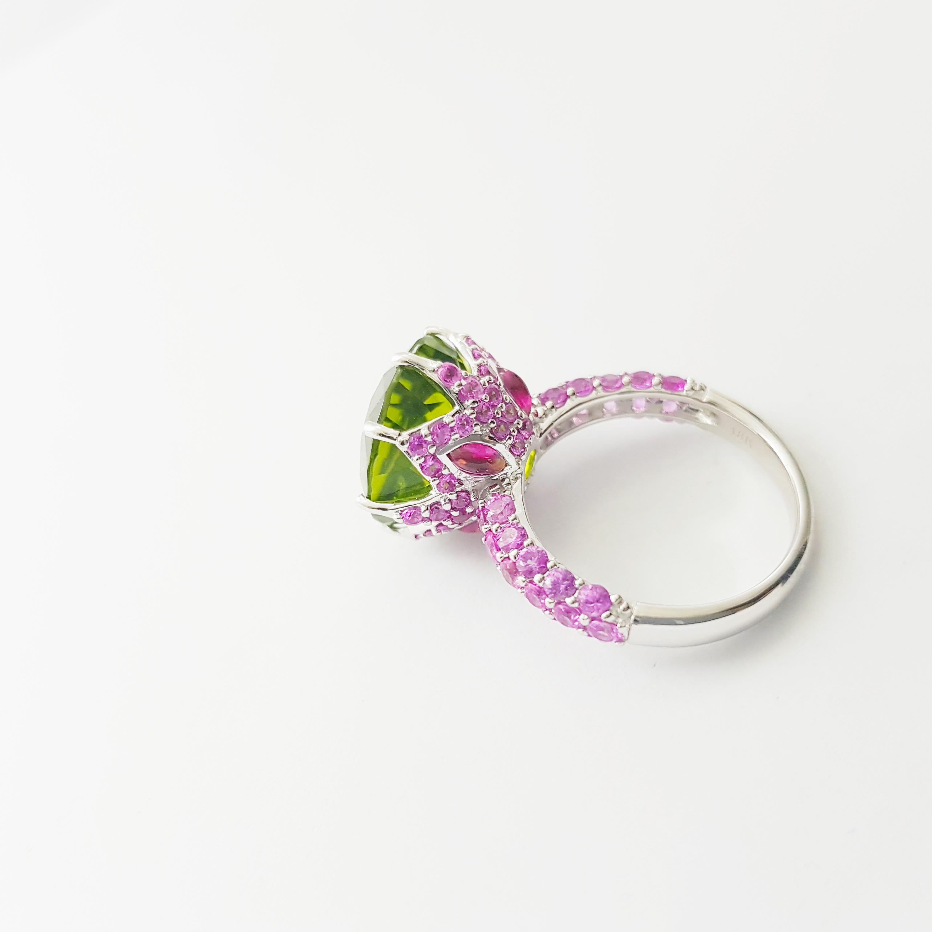 Anillo de peridoto, rubí cabujón y zafiro rosa engastado en oro blanco de 18 quilates en venta 5