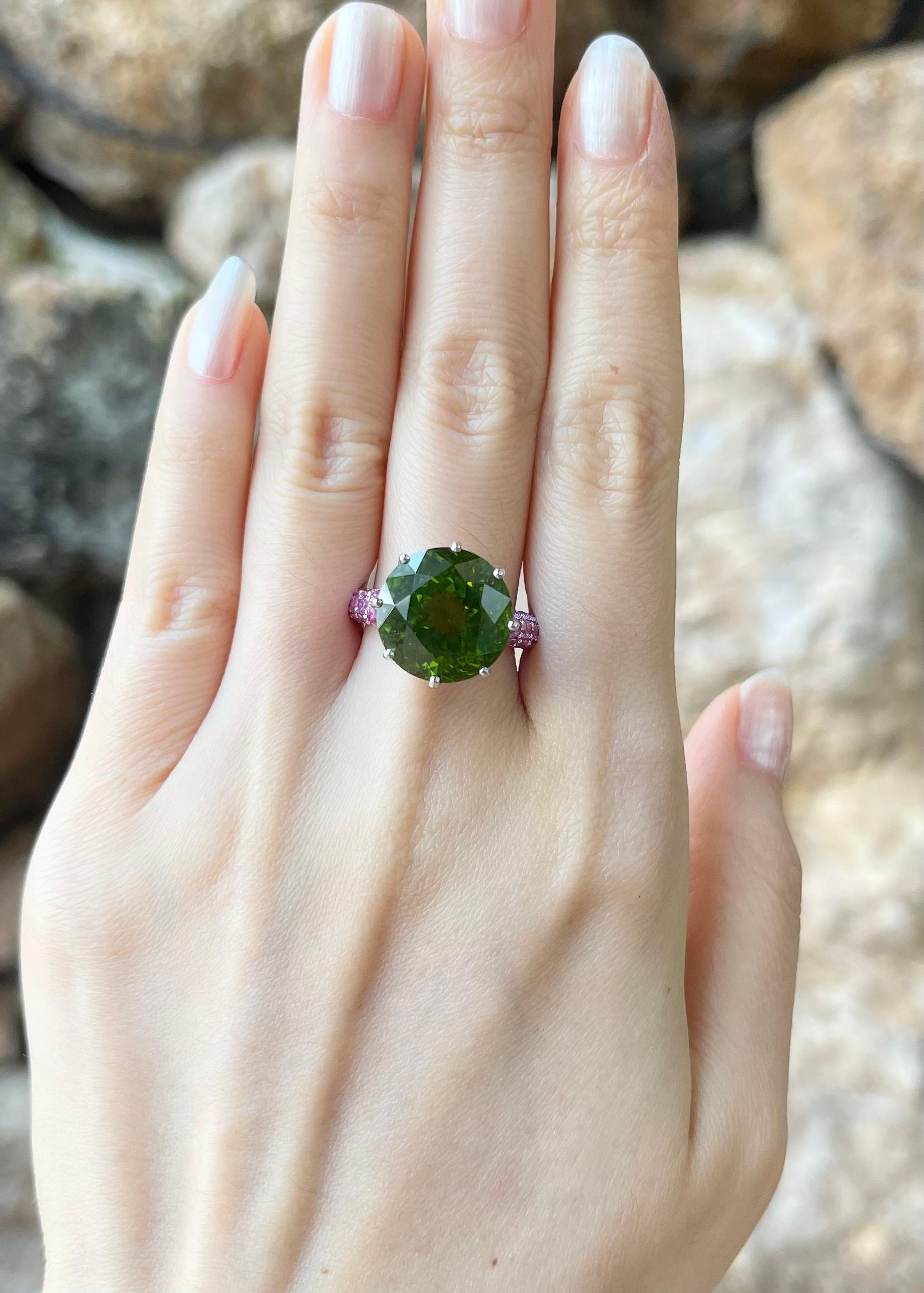Peridoto 14,59 quilates, Rubí Cabujón 0,58 quilates y Zafiro Rosa 2,34 quilates Anillo engastado en Oro Blanco de 18 quilates

Anchura:  1.5 cm 
Longitud: 1.5 cm
Tamaño del anillo: 52
Peso total: 6.58 gramos

